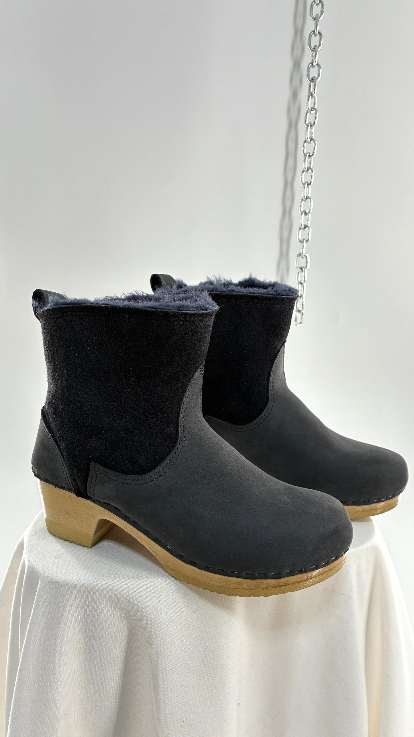 Vintage SVEN Black Leather Clog Boot with Sherpa Lining (40)