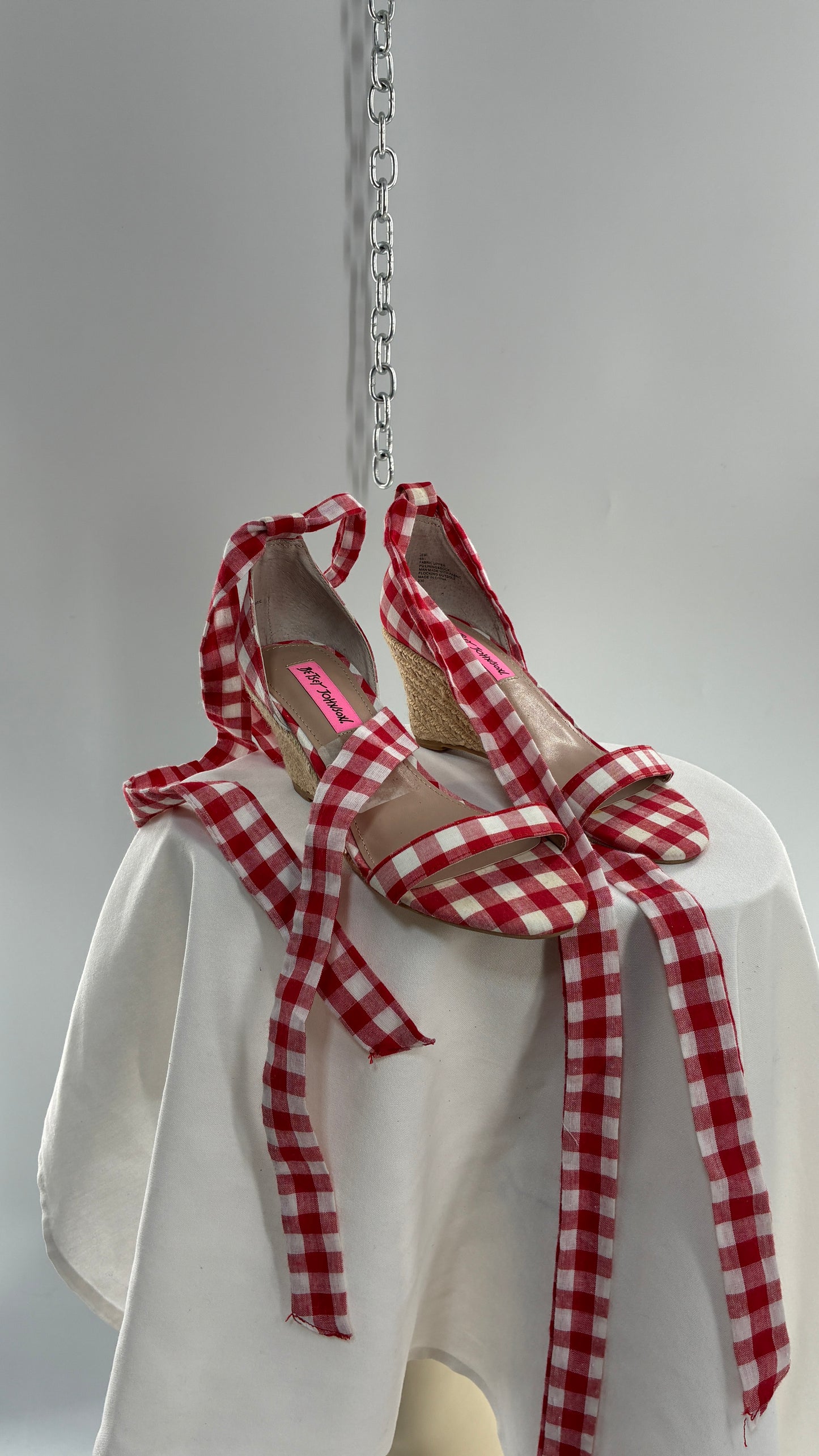 Vintage BETSY JOHNSON Jemi Gingham Red Tie Up Kitten, Wicker Wedge (6)