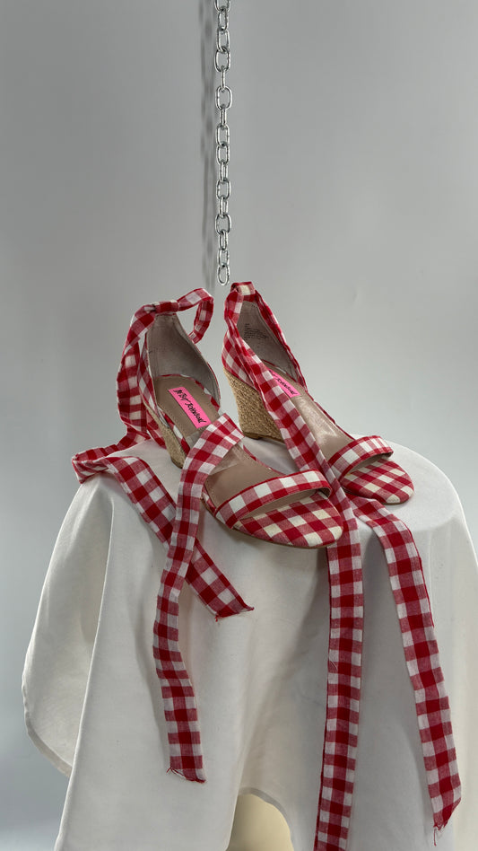 Vintage BETSY JOHNSON Jemi Gingham Red Tie Up Kitten, Wicker Wedge (6)