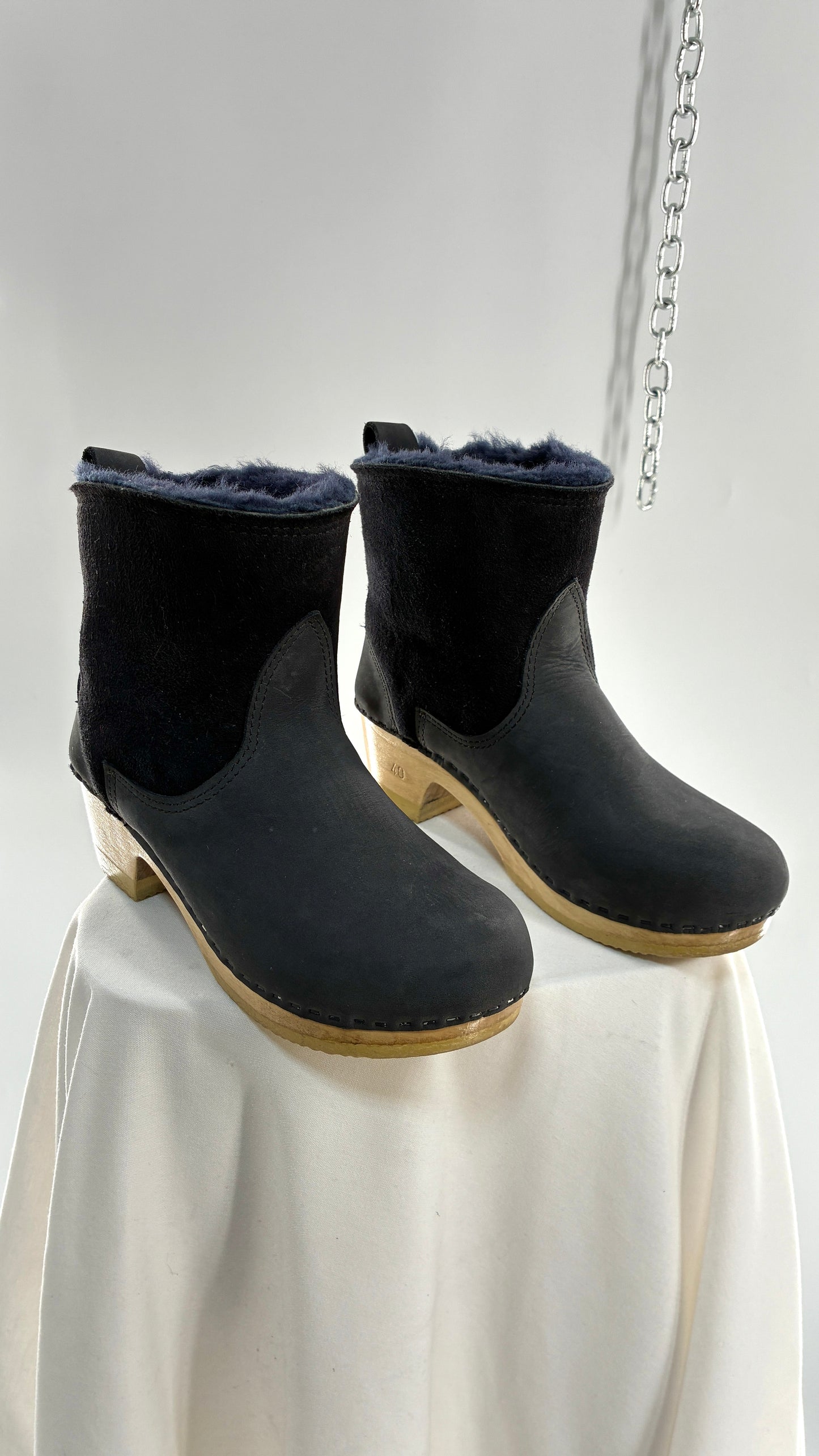 Vintage SVEN Black Leather Clog Boot with Sherpa Lining (40)