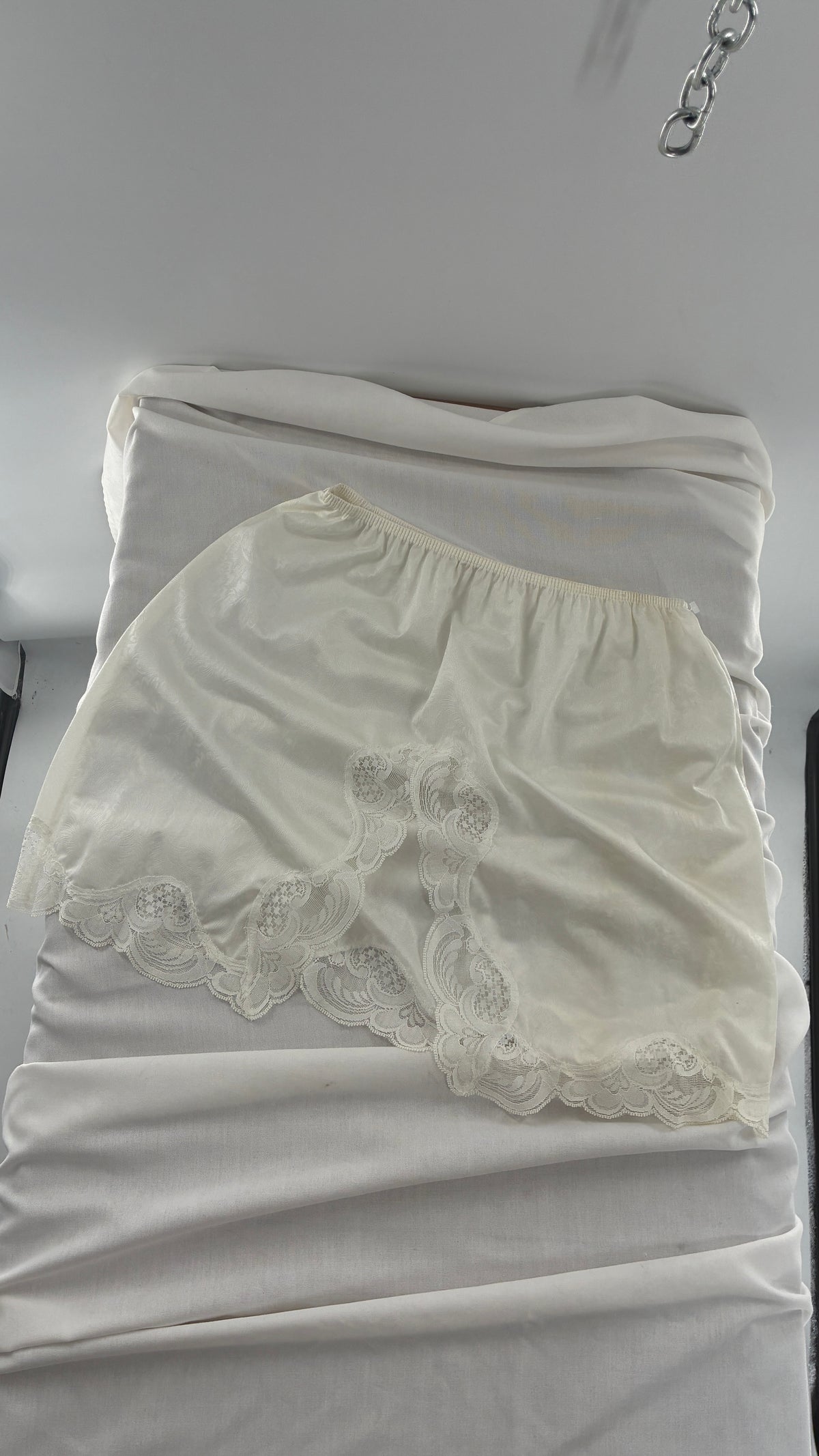 Vintage Ilusión Ivory Silky Slip Mini Paisley Skirt with Scalloped Lace Trim Hem (XL)