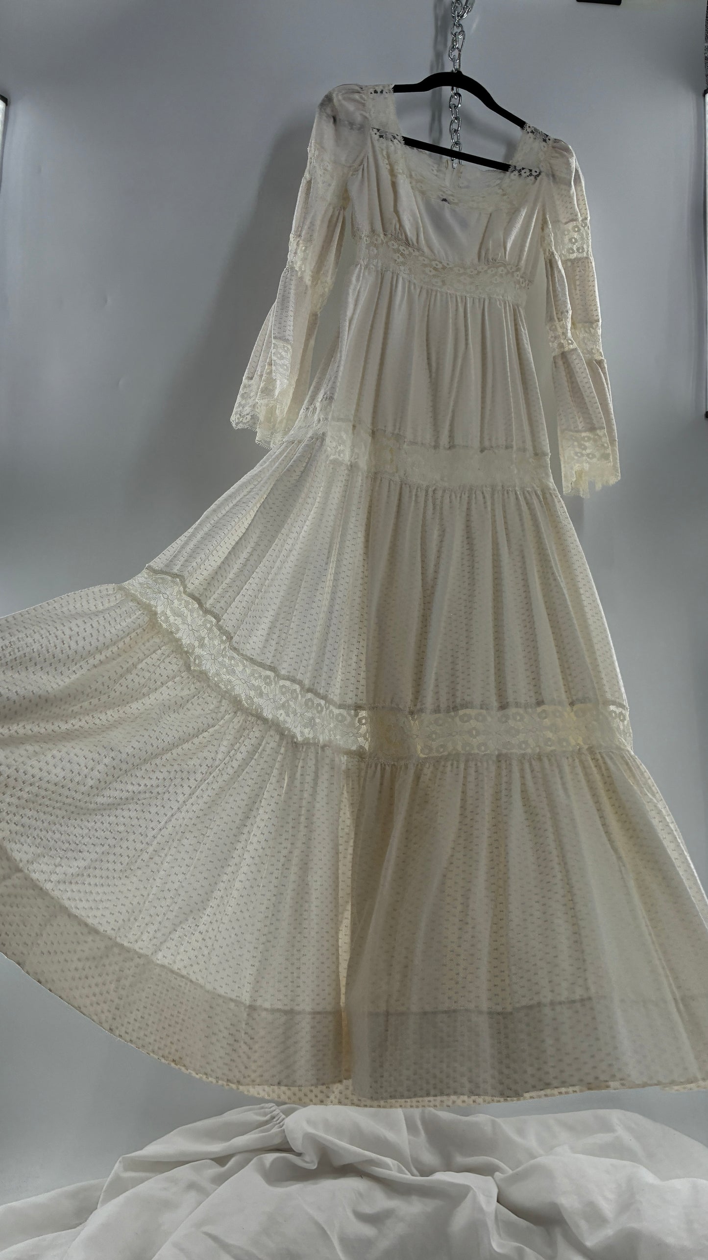 Vintage 1970s Off White Handmade Bell Sleeve Possible Wedding Gown (XS/Small)