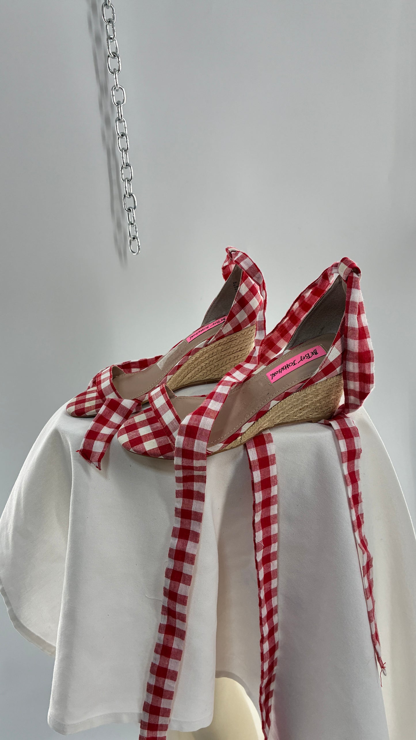 Vintage BETSY JOHNSON Jemi Gingham Red Tie Up Kitten, Wicker Wedge (6)