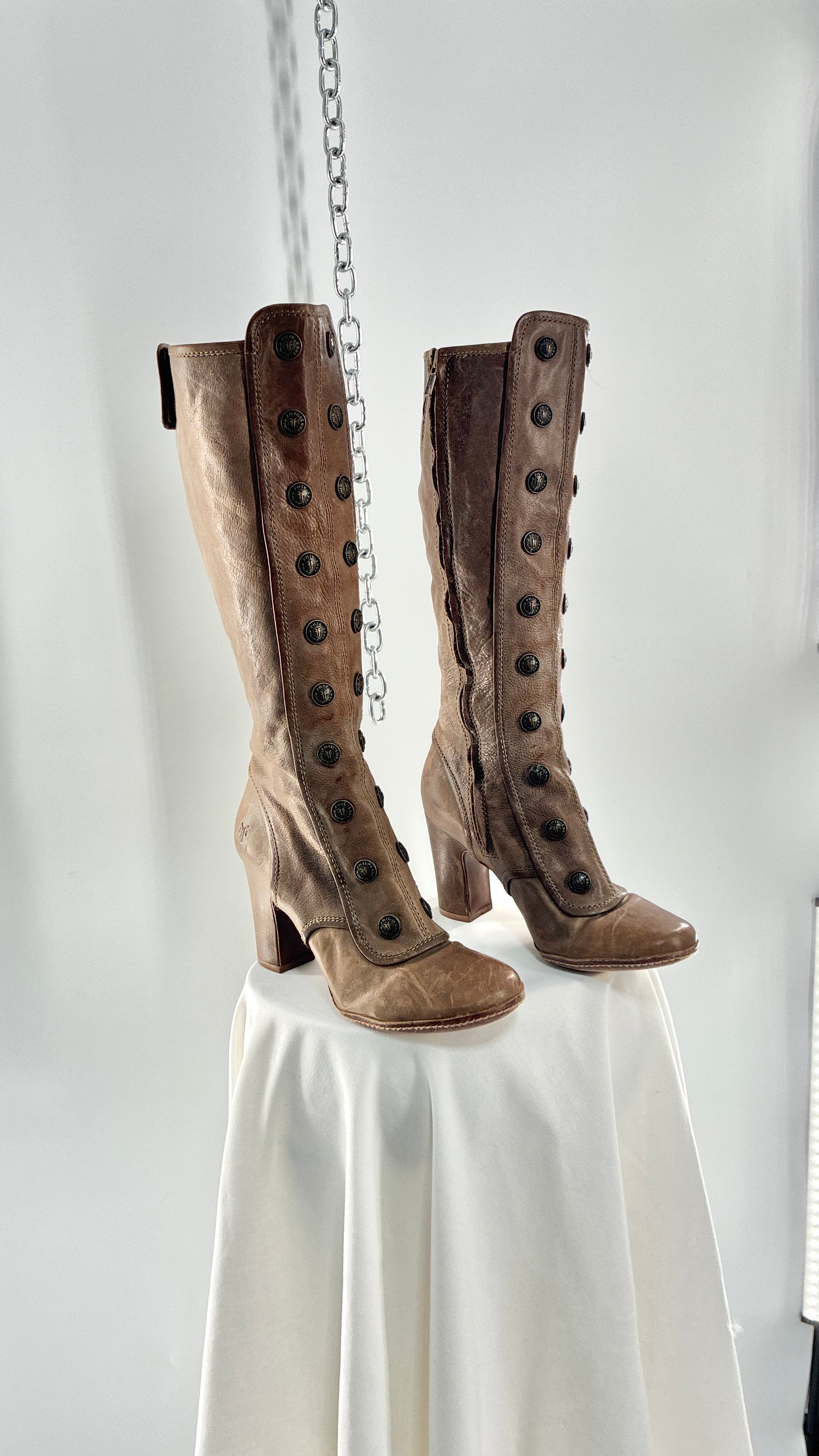 Vintage Limited Edition FRYE Adrienne Taupe Leather Rounded Toe Boots with Button Details (8.5)