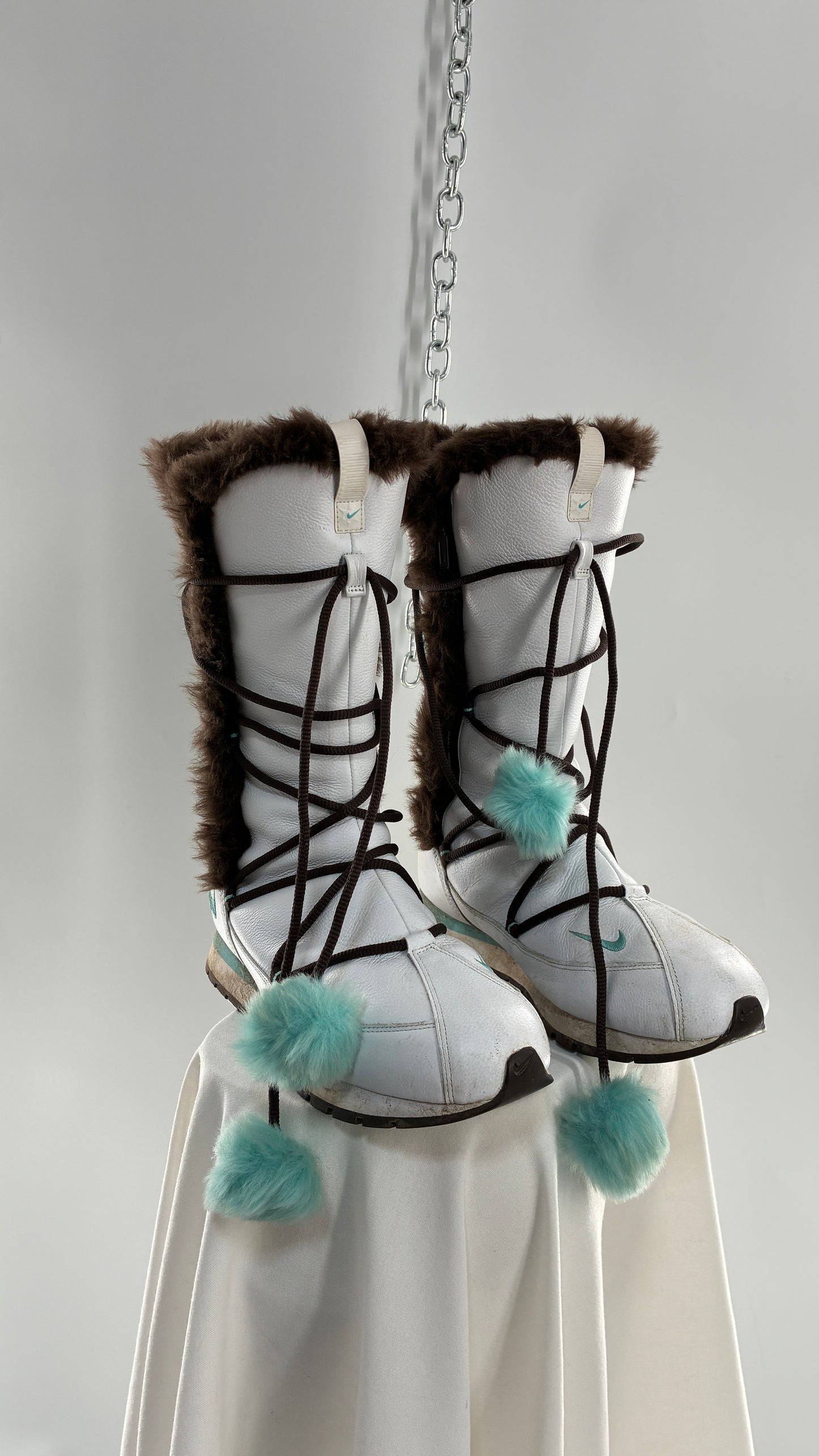 Vintage NIKE Pom Pom Snow Style White Boots Lined with Brown Fur, Turquoise Details (9)