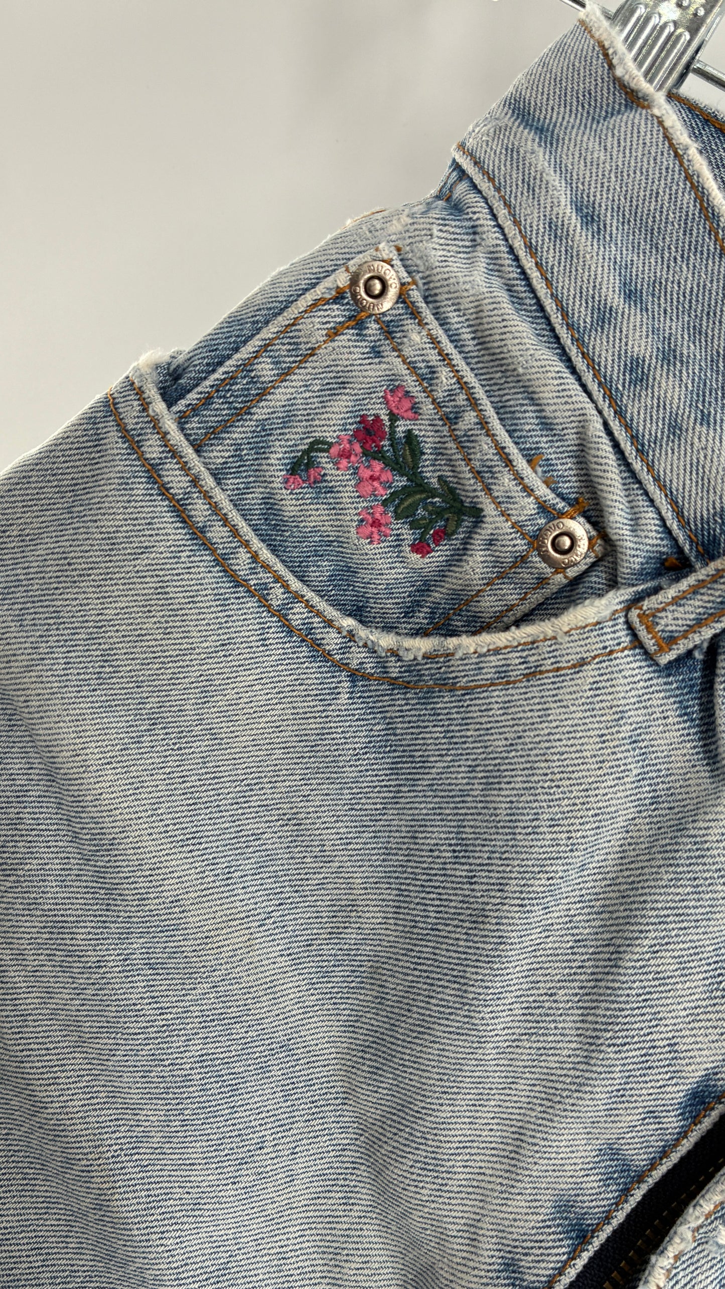 Vintage NUOVO County Seat Light Wash Jean Shorts with Embroidered Floral Details (5/6)