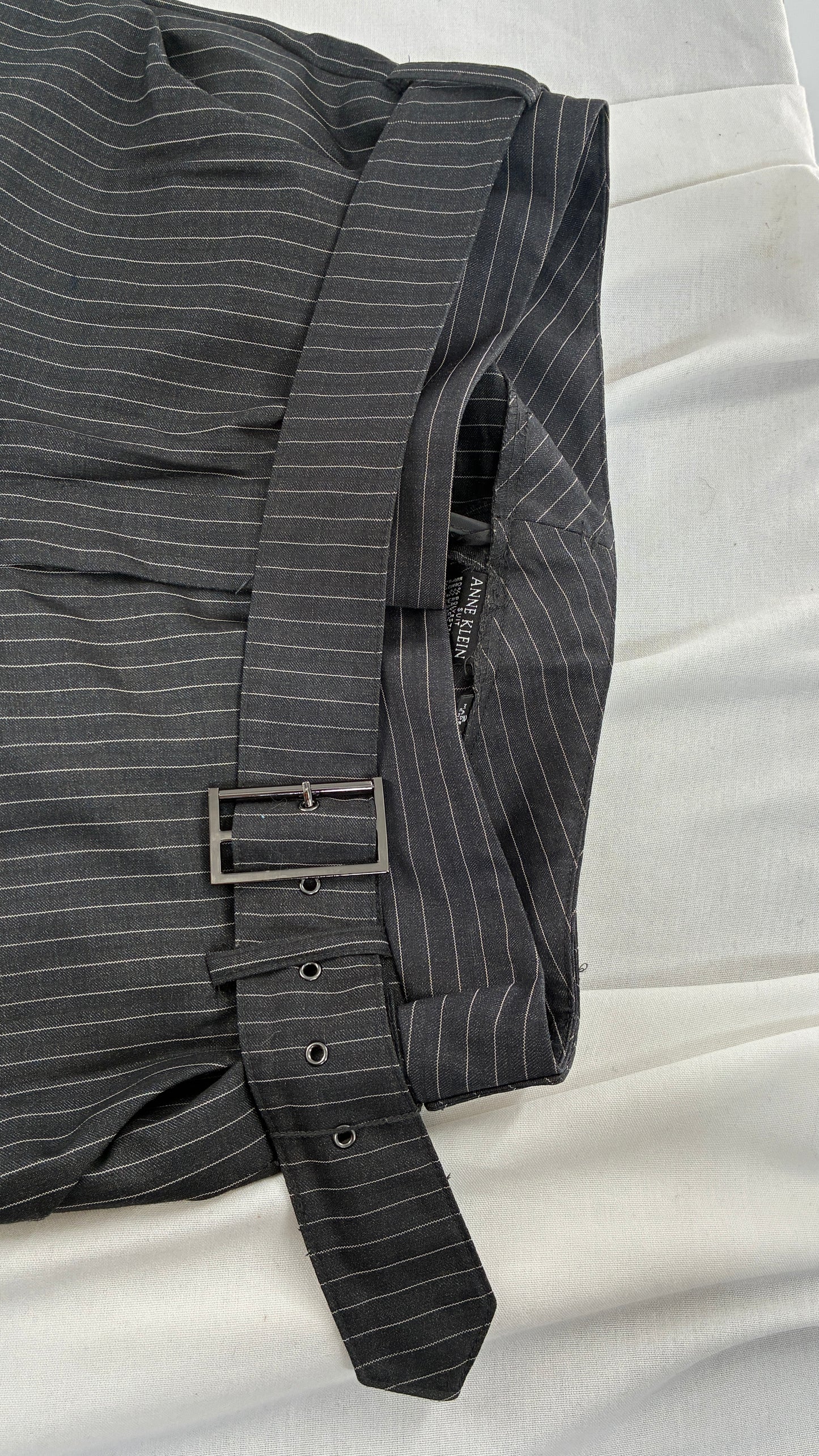 Vintage ANNE KLEIN Pinstripe Grey Low Rise, Wide Leg Trouser with Belted Hip (2)