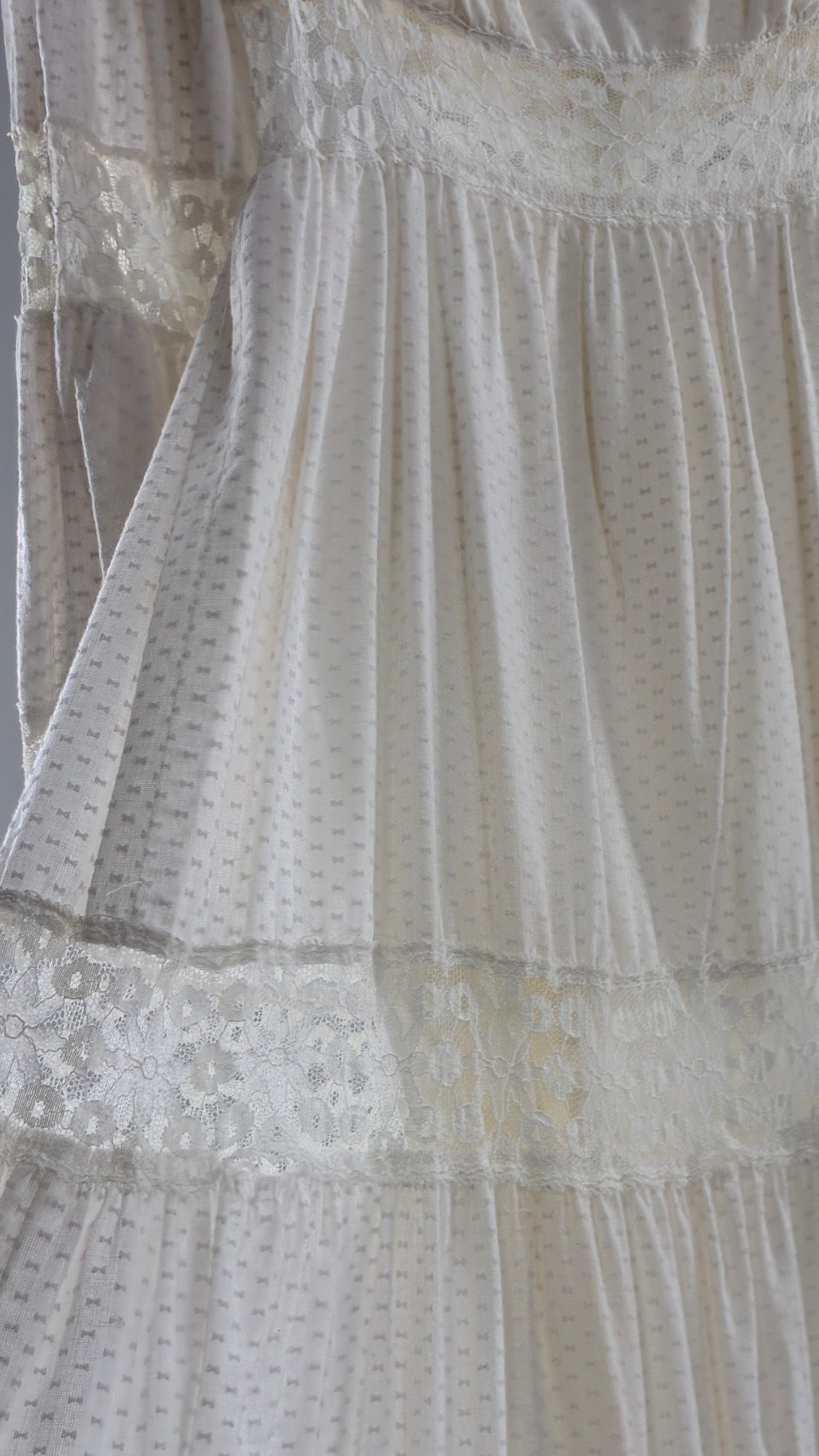 Vintage 1970s Off White Handmade Bell Sleeve Possible Wedding Gown (XS/Small)