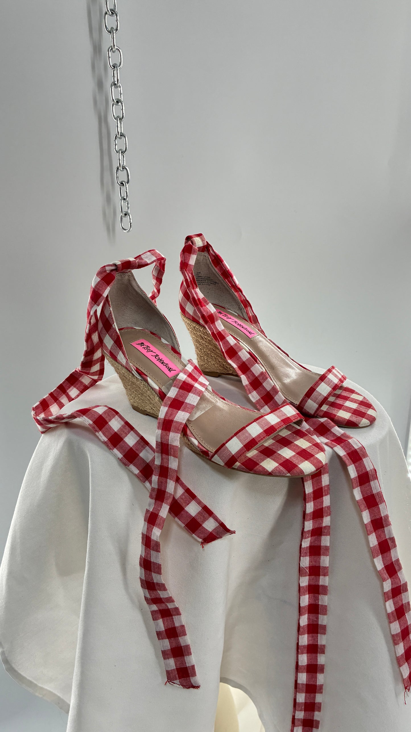 Vintage BETSY JOHNSON Jemi Gingham Red Tie Up Kitten, Wicker Wedge (6)