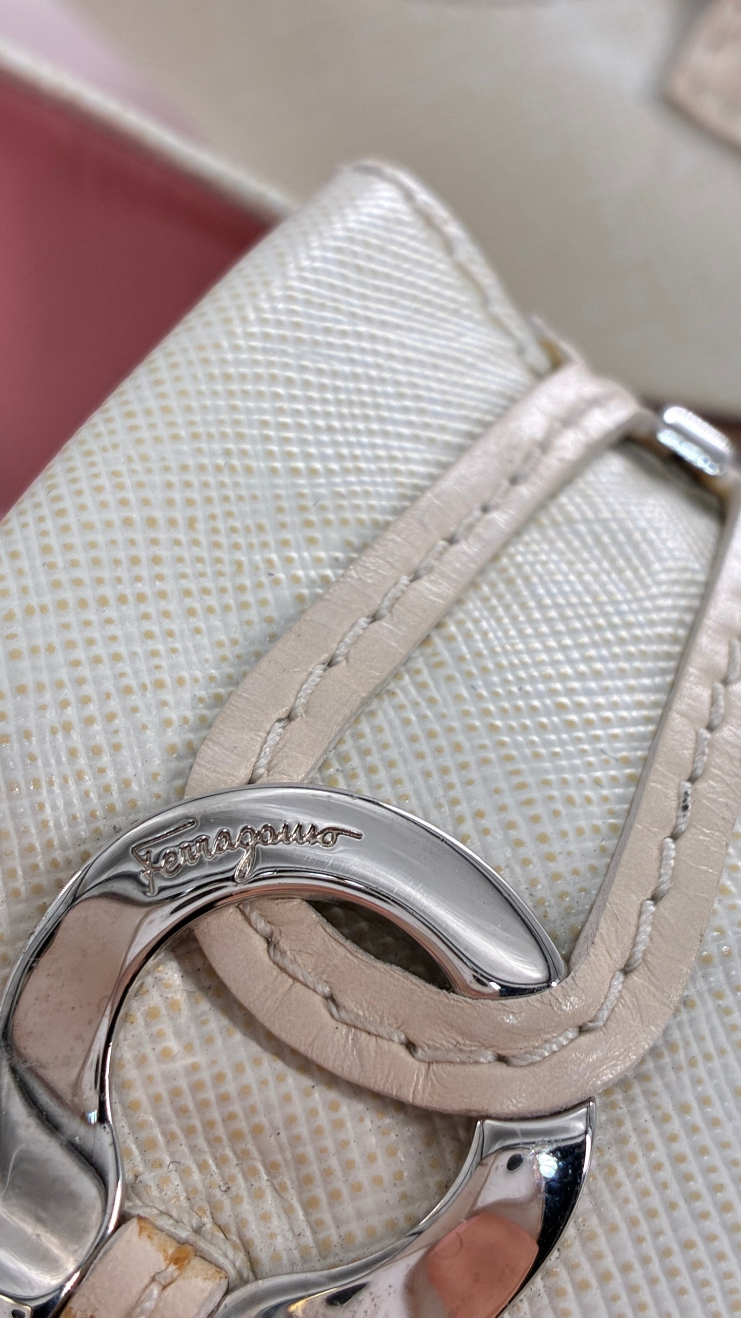 Vintage SALVATORE FERRAGAMO Magnolia White Kitten Heel (11)