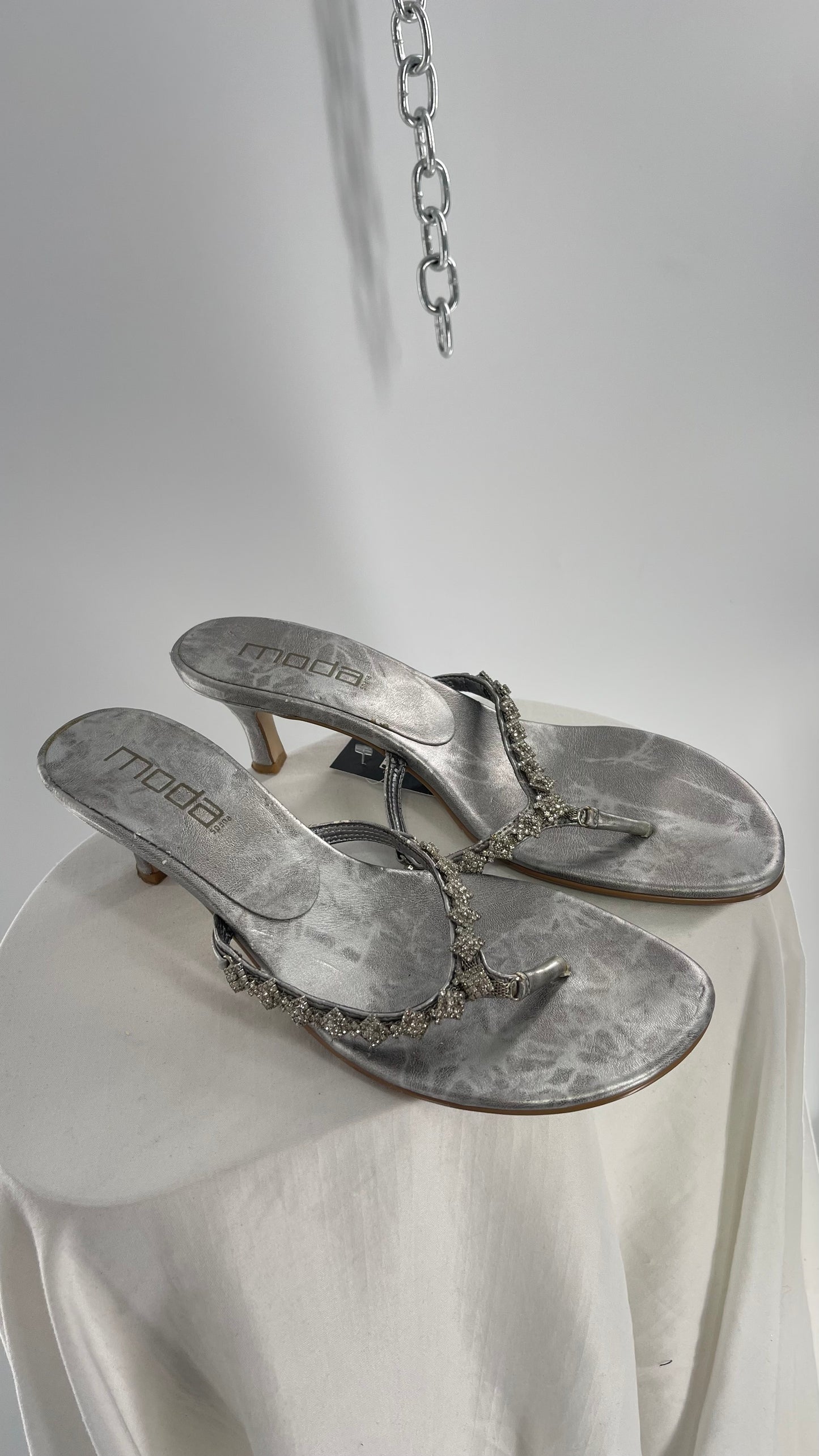 Vintage MODASPANA Silver Metallic Kitten Heel Thong Sandal with Rhinestone Embellishments (8.5)