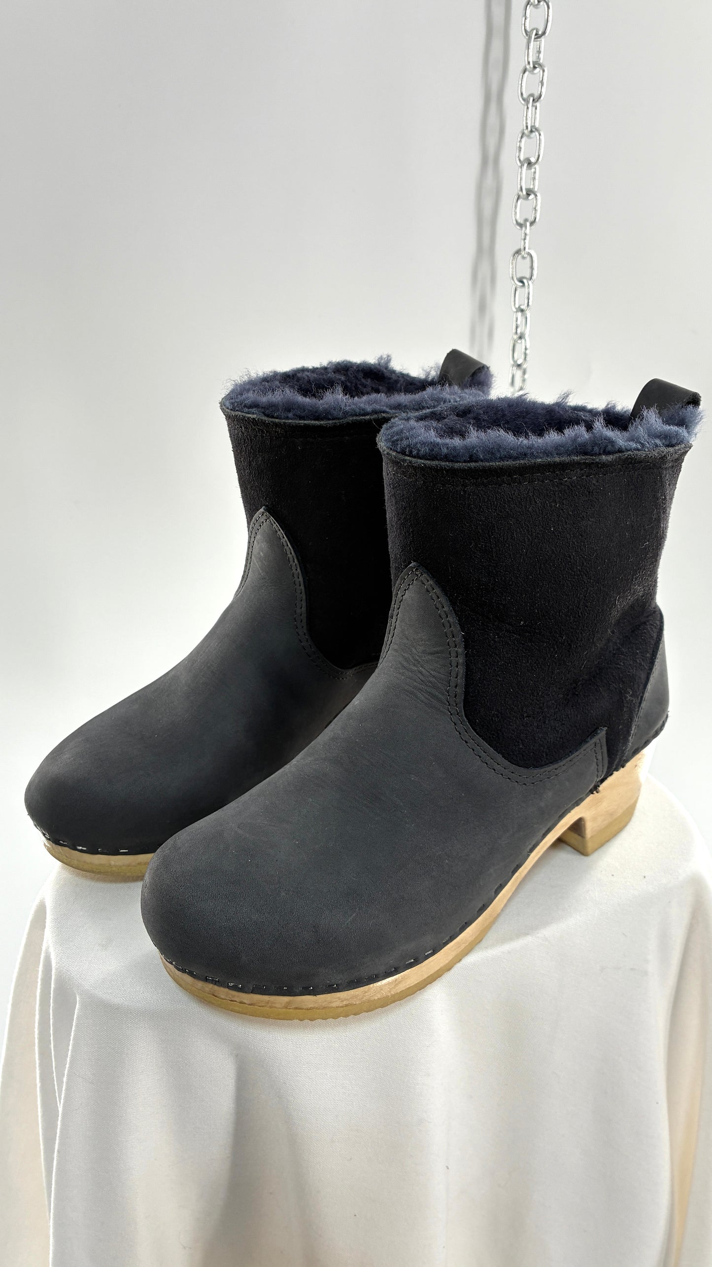 Vintage SVEN Black Leather Clog Boot with Sherpa Lining (40)