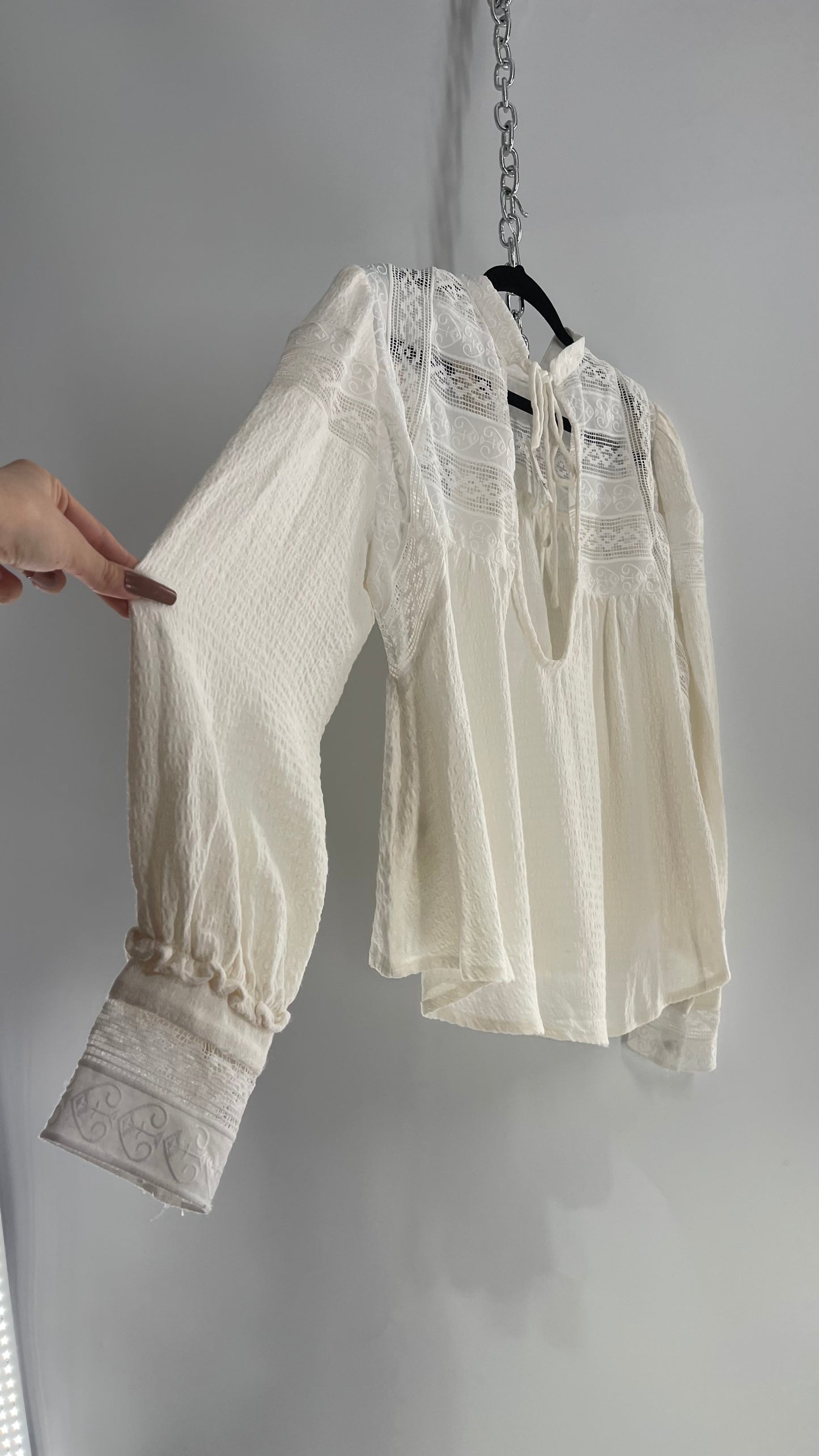 Free People Textured Off White Blouse with Lace Cuffs/Neckline and Tags Attached (Small)