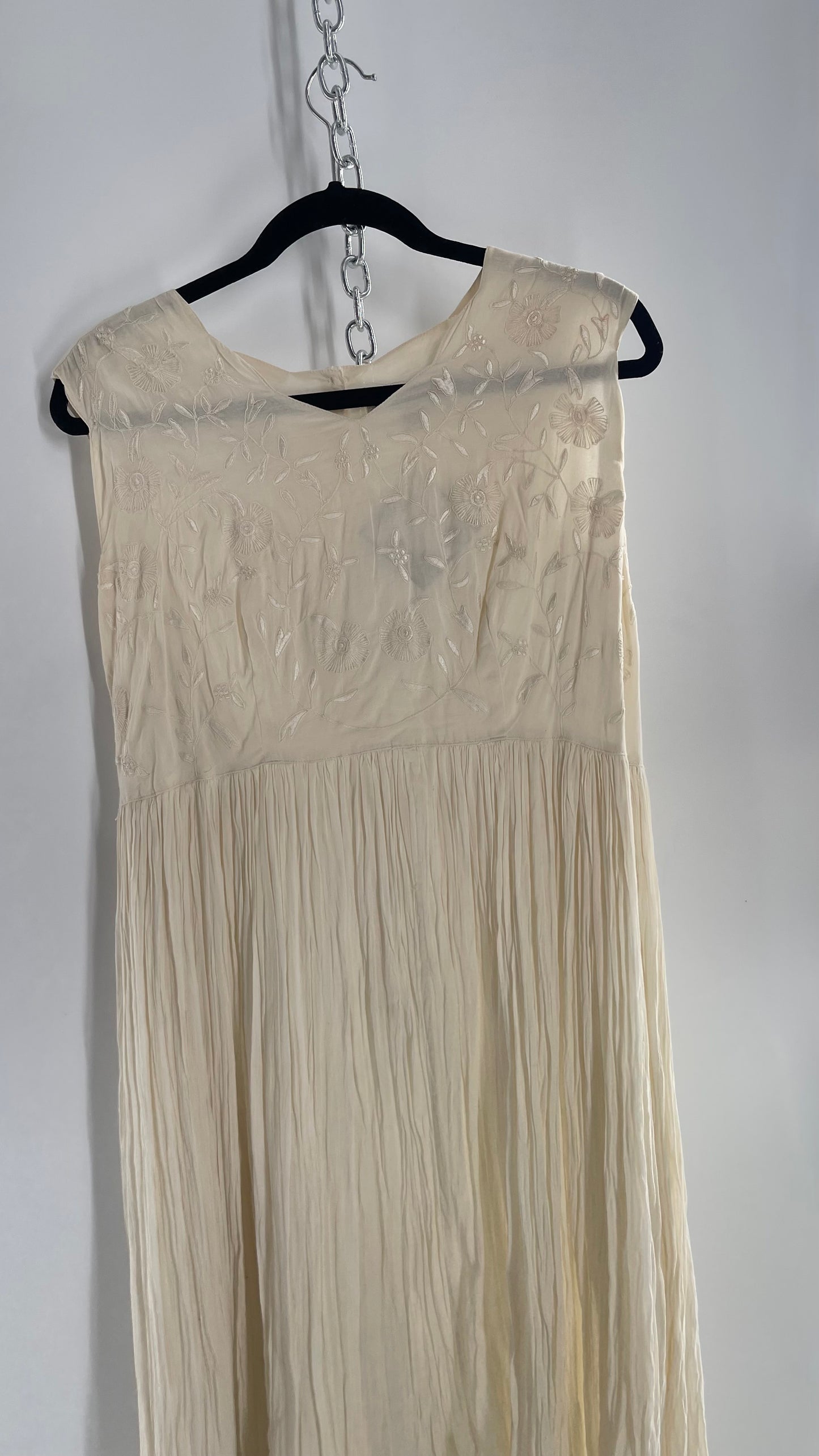 Vintage Made in India 1960s/1970s 95% Cotton Off White Karavan Gown with Crimped Body and Embroidered Bust (Large)
