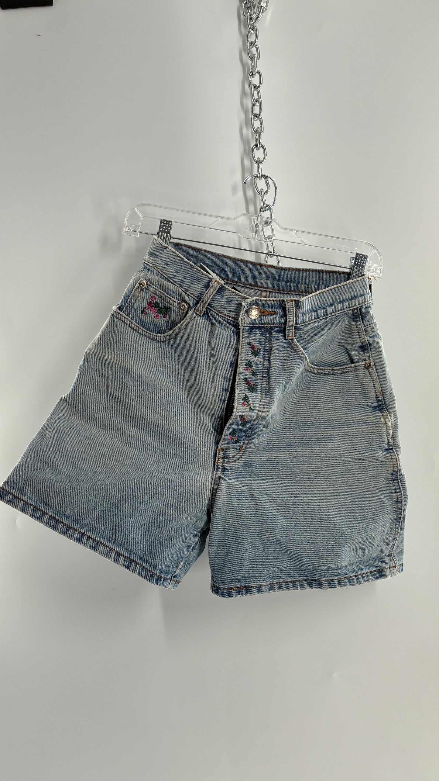 Vintage NUOVO County Seat Light Wash Jean Shorts with Embroidered Floral Details (5/6)