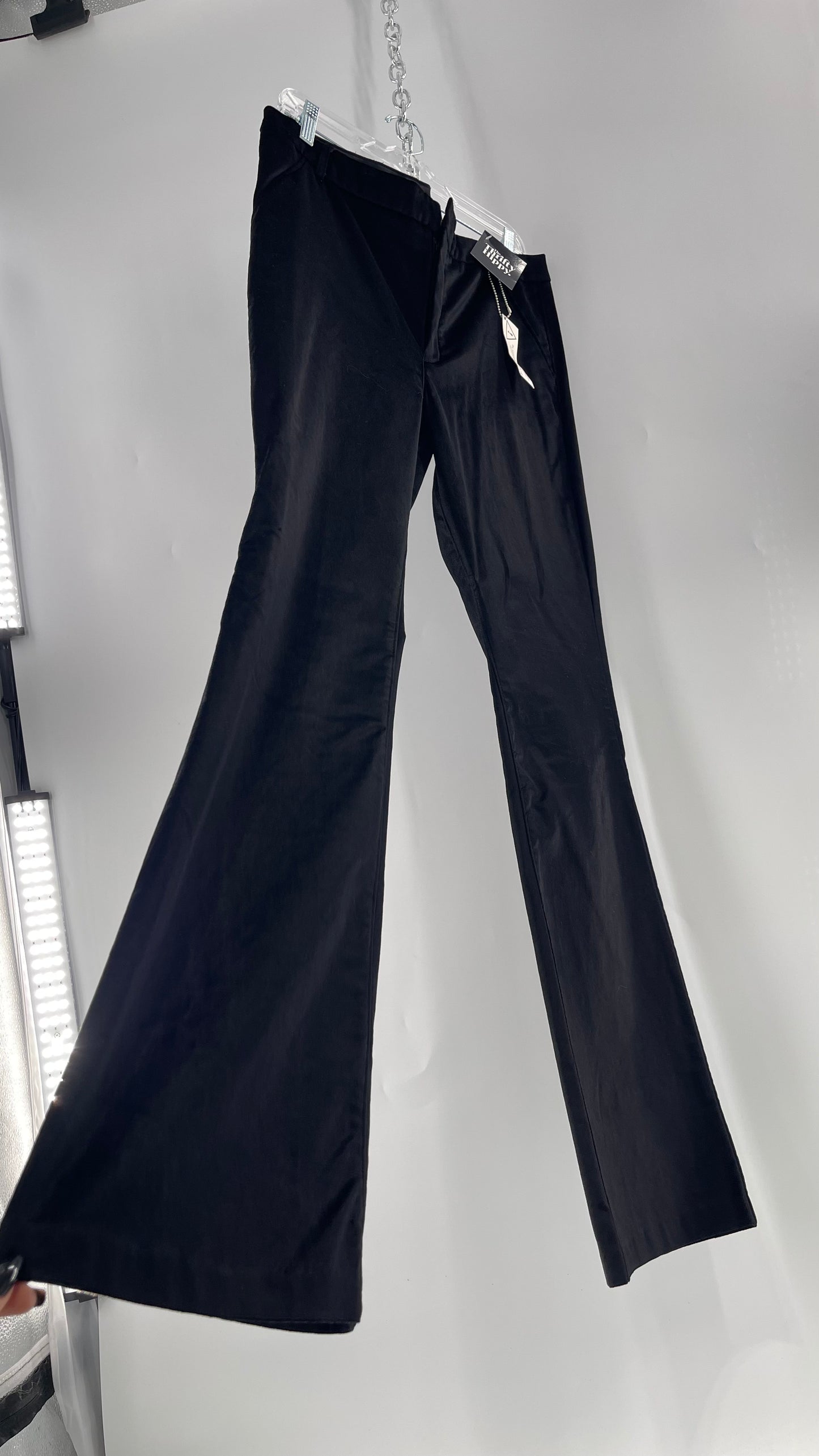 BLANK NYC Black Velvet Kick Flares (31) tá