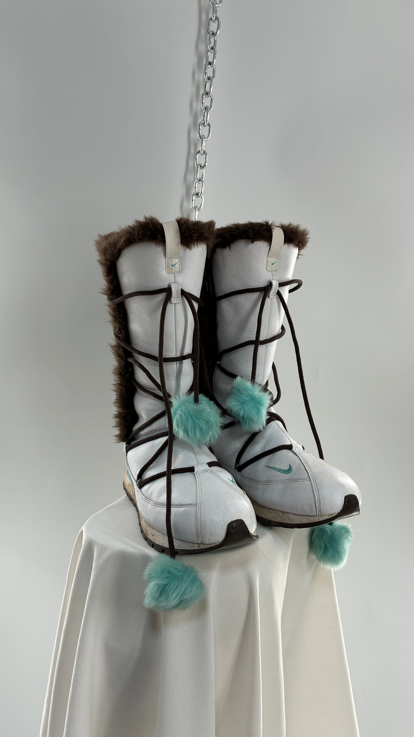 Vintage NIKE Pom Pom Snow Style White Boots Lined with Brown Fur, Turquoise Details (9)