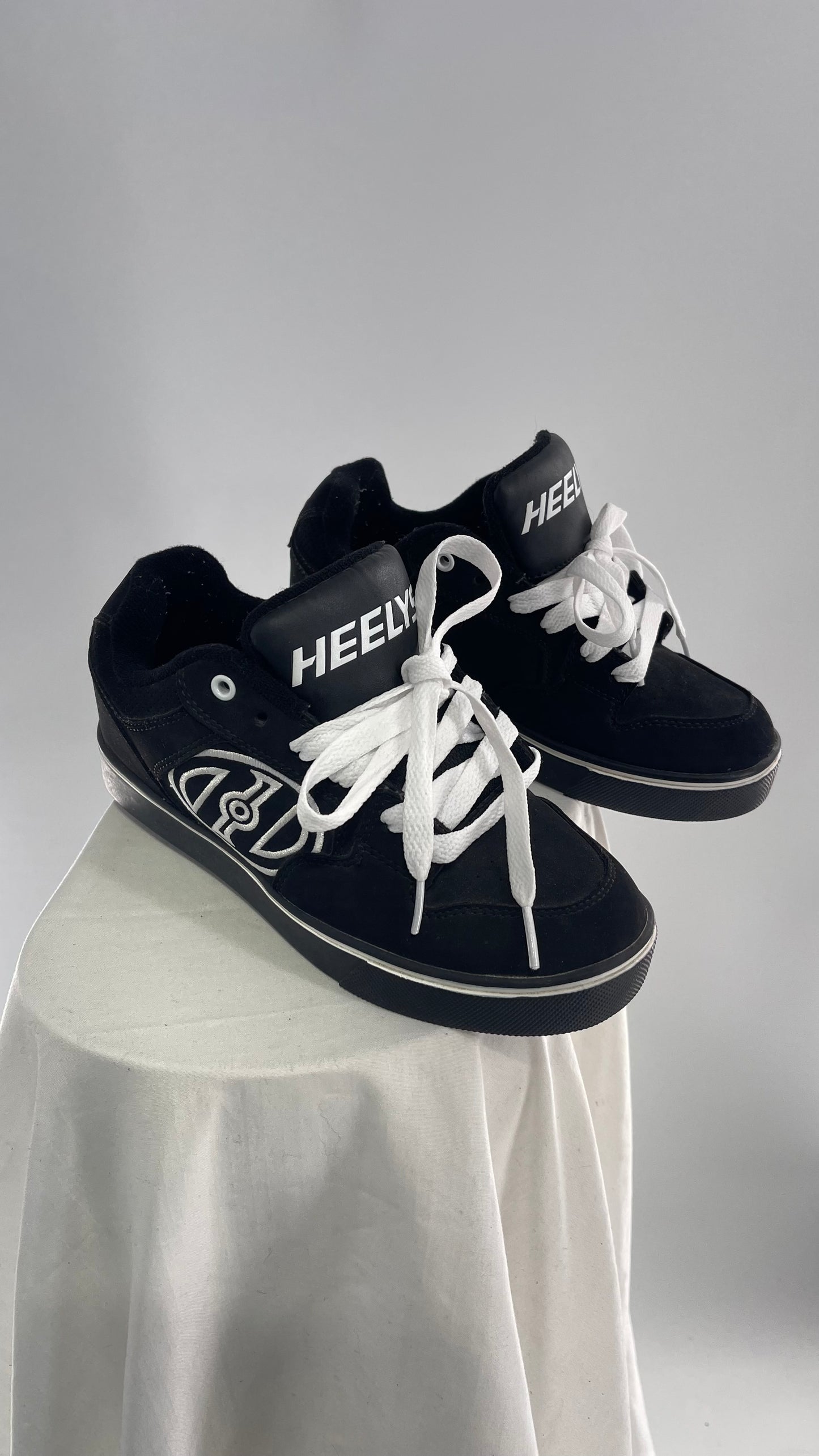 Vintage Heely’s Black and White Sneaker (Y5)