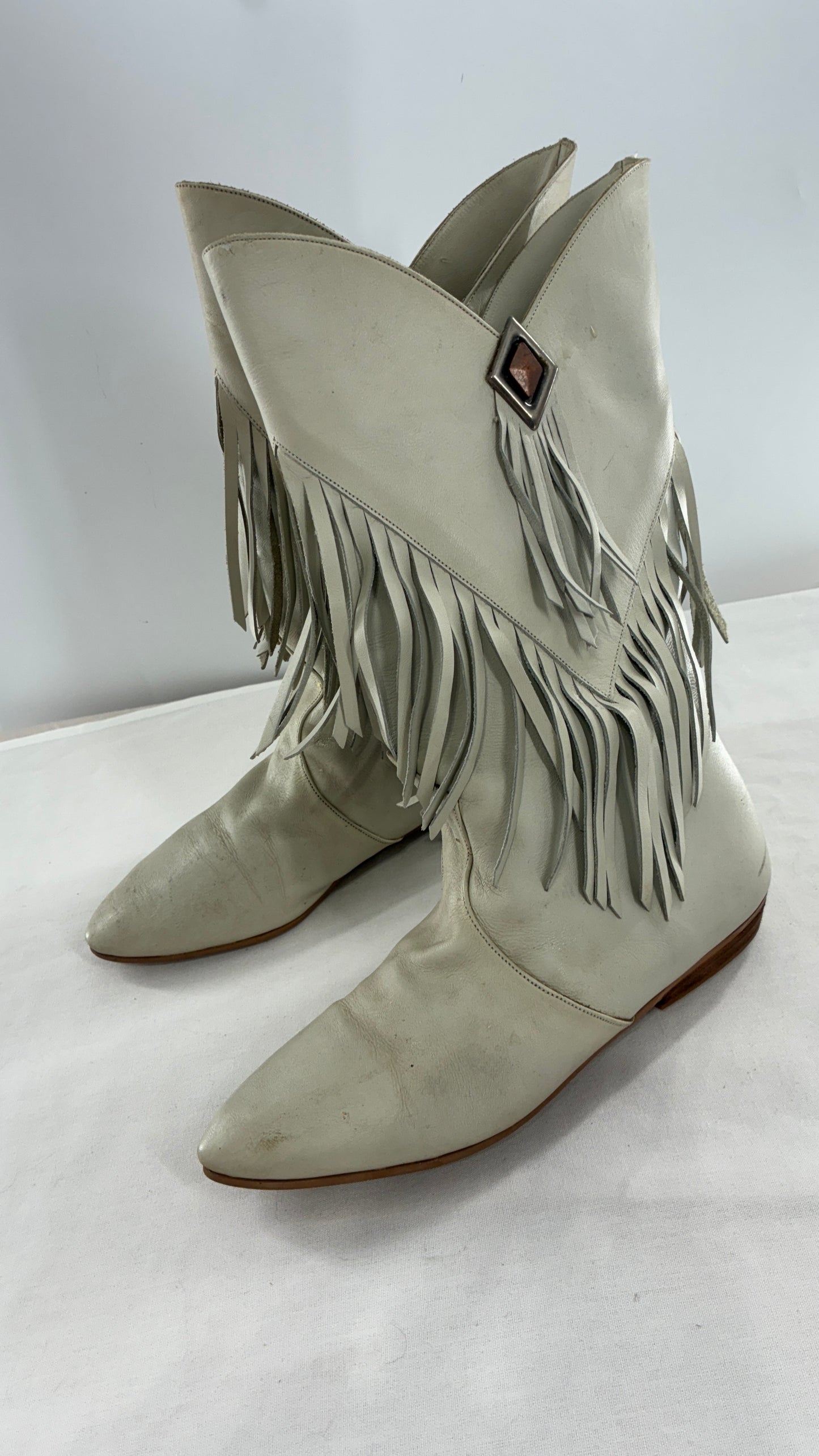 LJ SIMONE NEW YORK Off White, Slouchy Genuine Leather Fringed Boots (6.5)