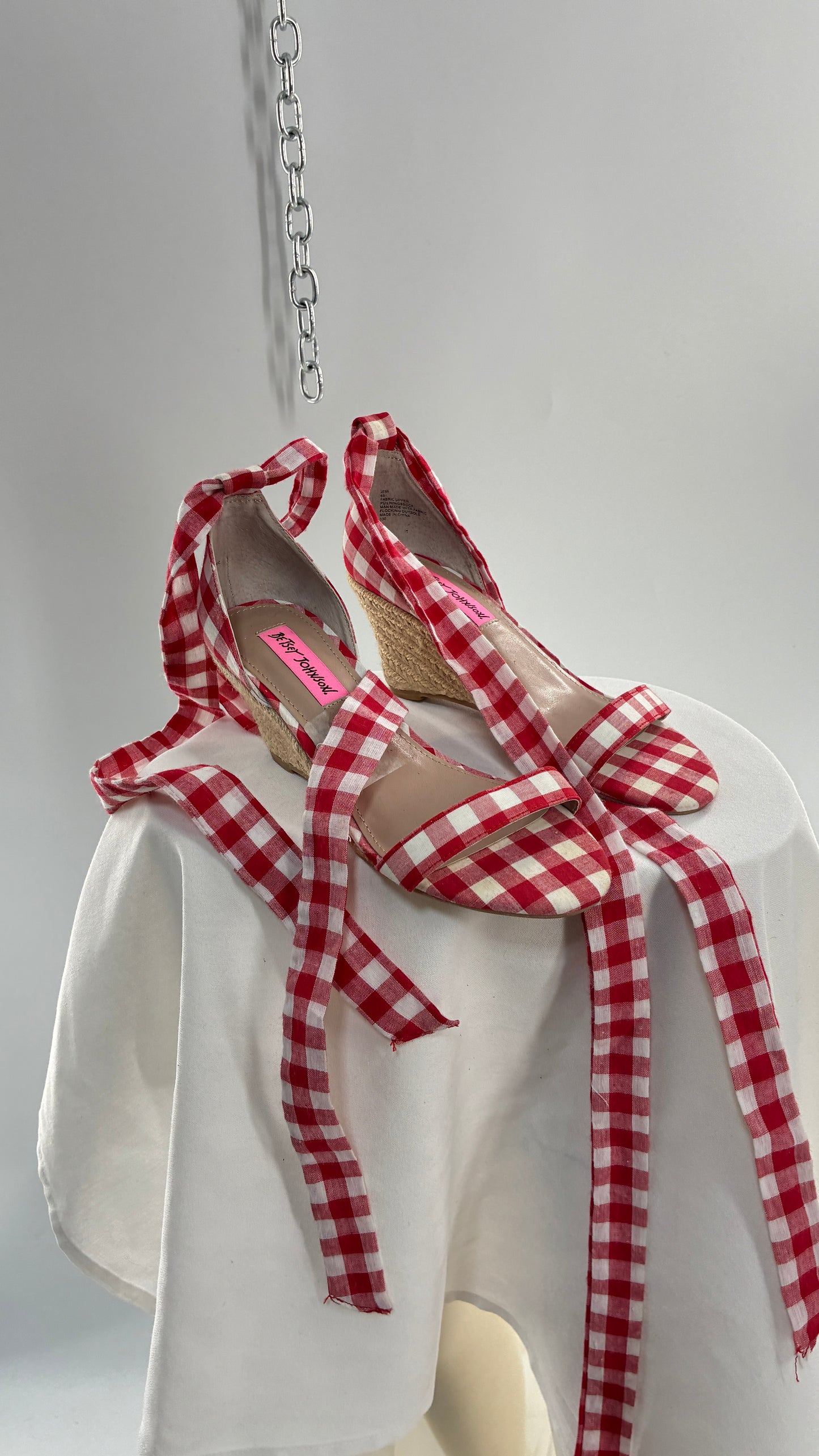 Vintage BETSY JOHNSON Jemi Gingham Red Tie Up Kitten, Wicker Wedge (6)