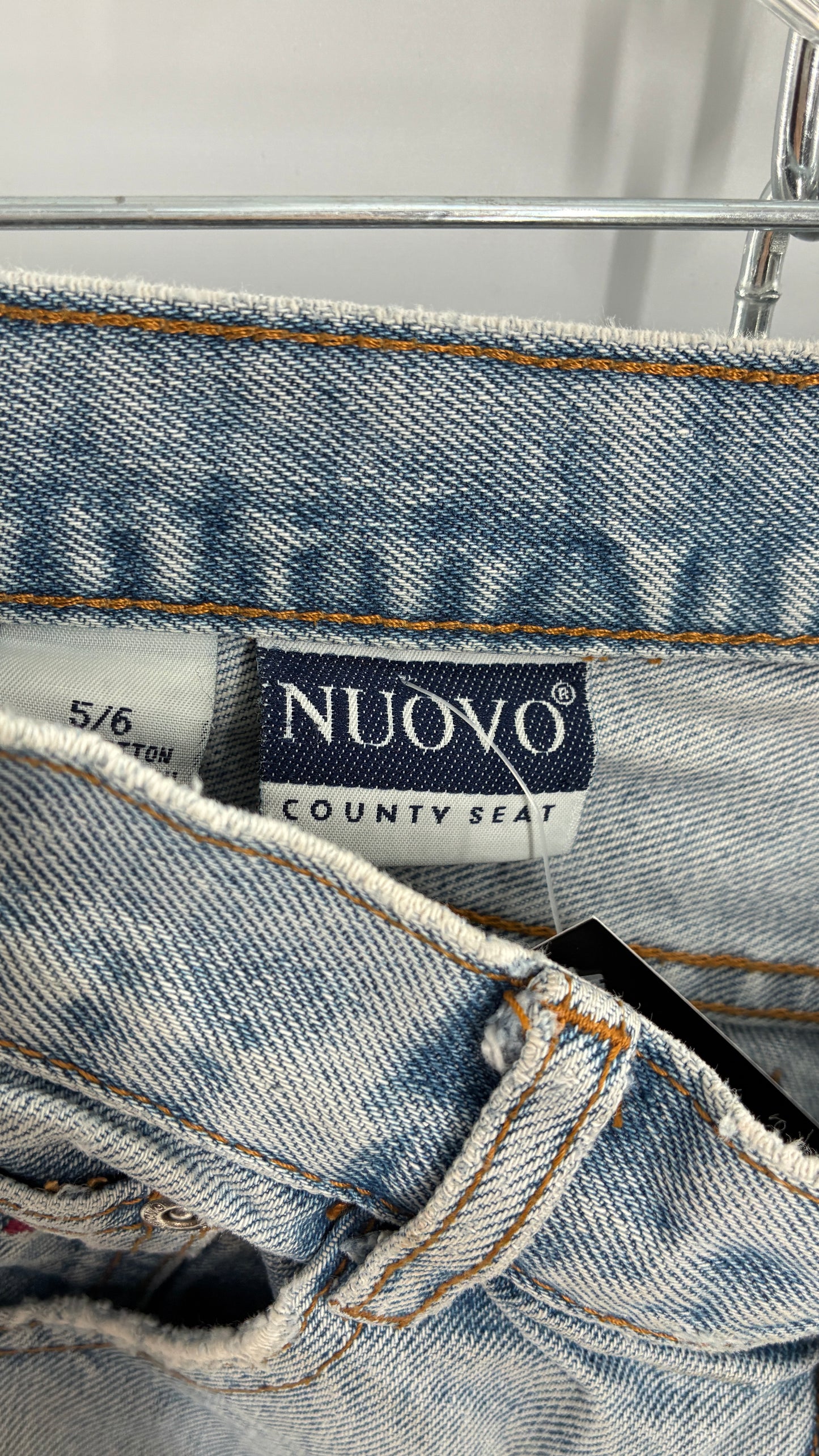 Vintage NUOVO County Seat Light Wash Jean Shorts with Embroidered Floral Details (5/6)