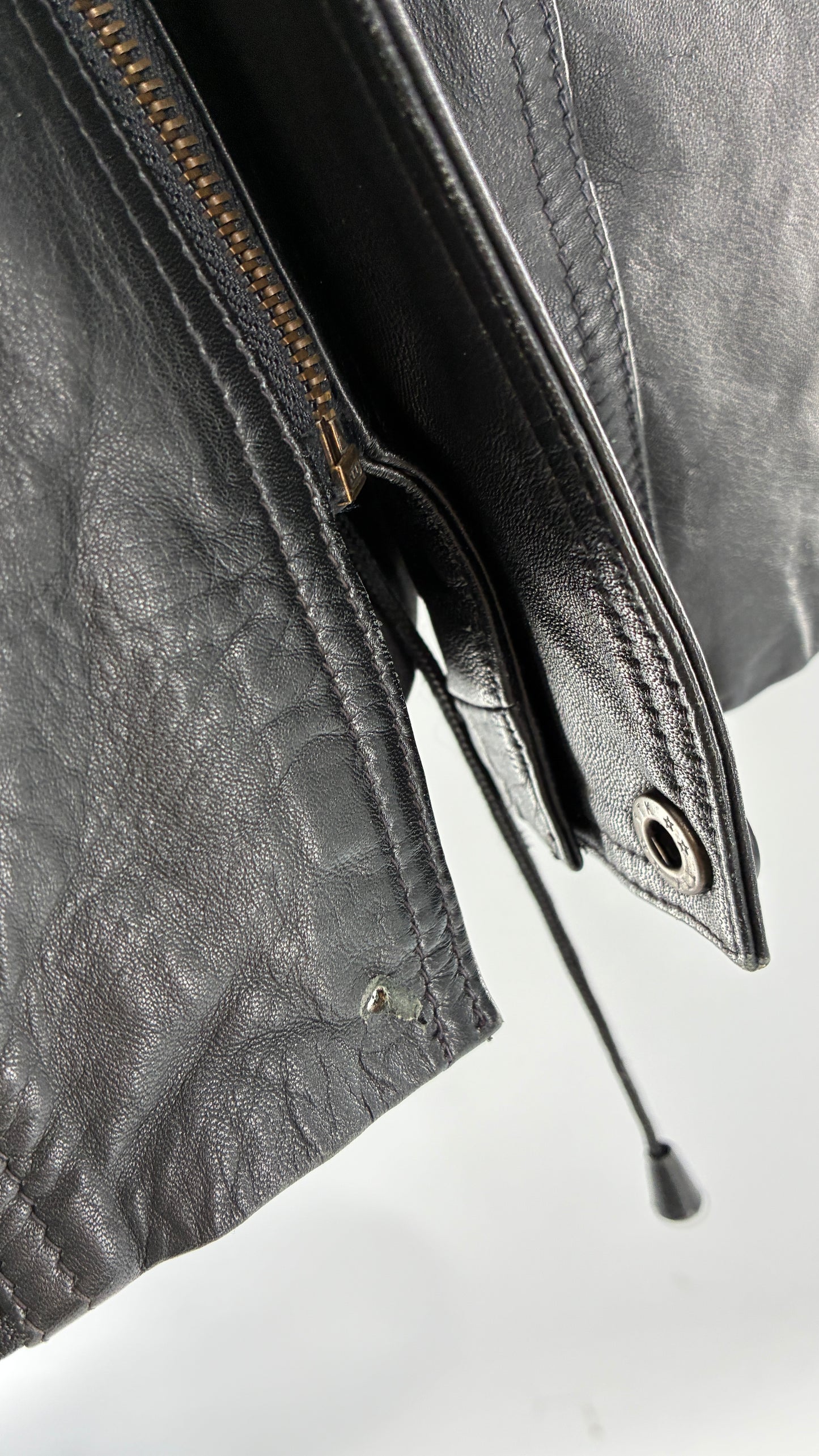 Vintage Black Leather Jacket with Waist Cinch and Double Pockets (S/M)