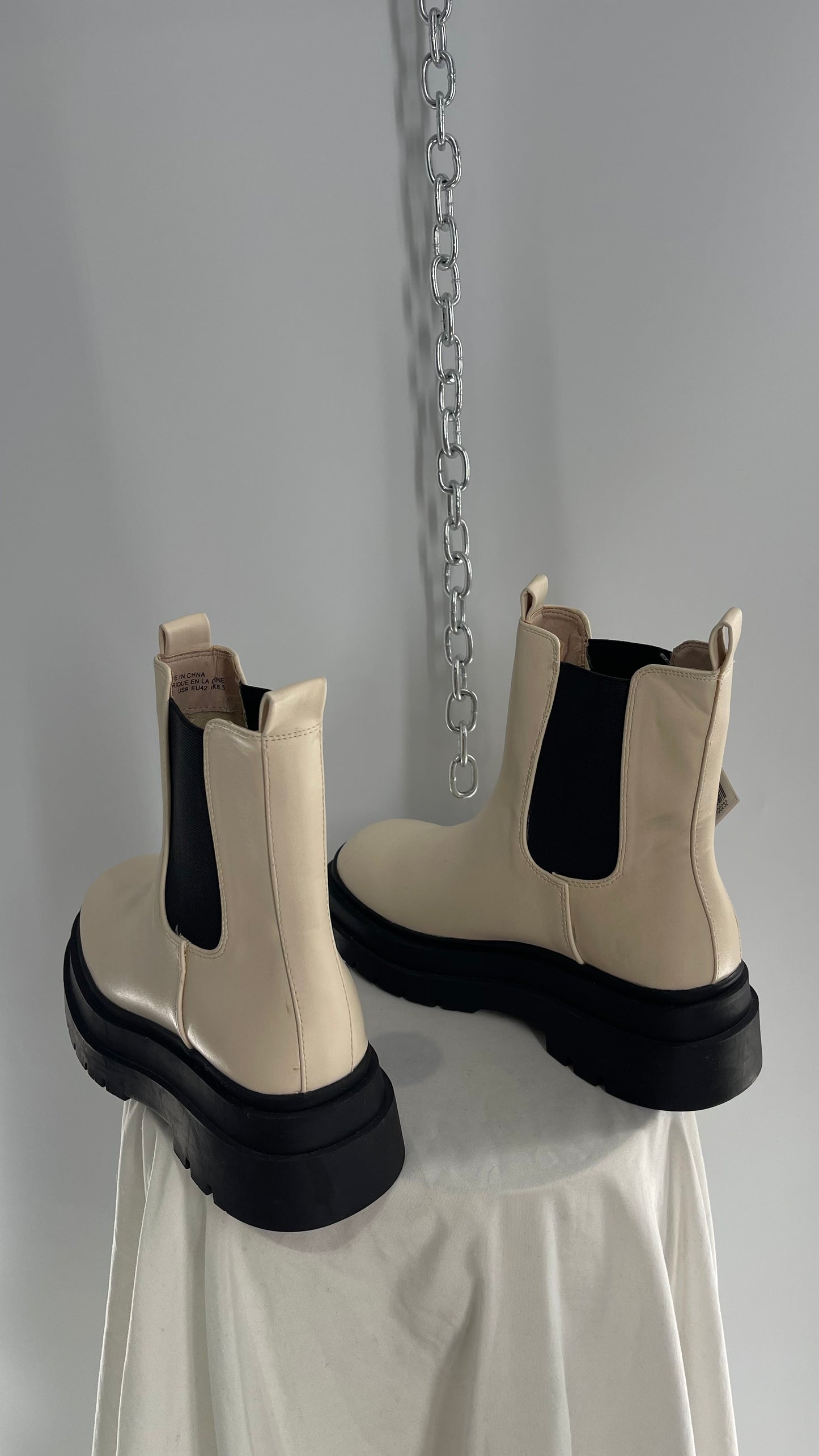 Urban Outfitters Off White Chelsea Boot (9)