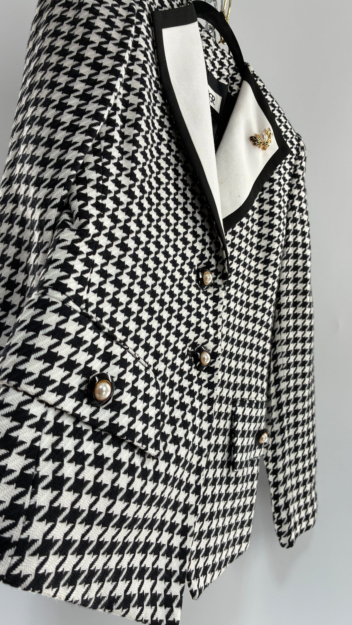 Vintage KASPER for ASL Knit Houndstooth Blazer with Gold Brooch and Pearlescent Buttons(4 Petite)