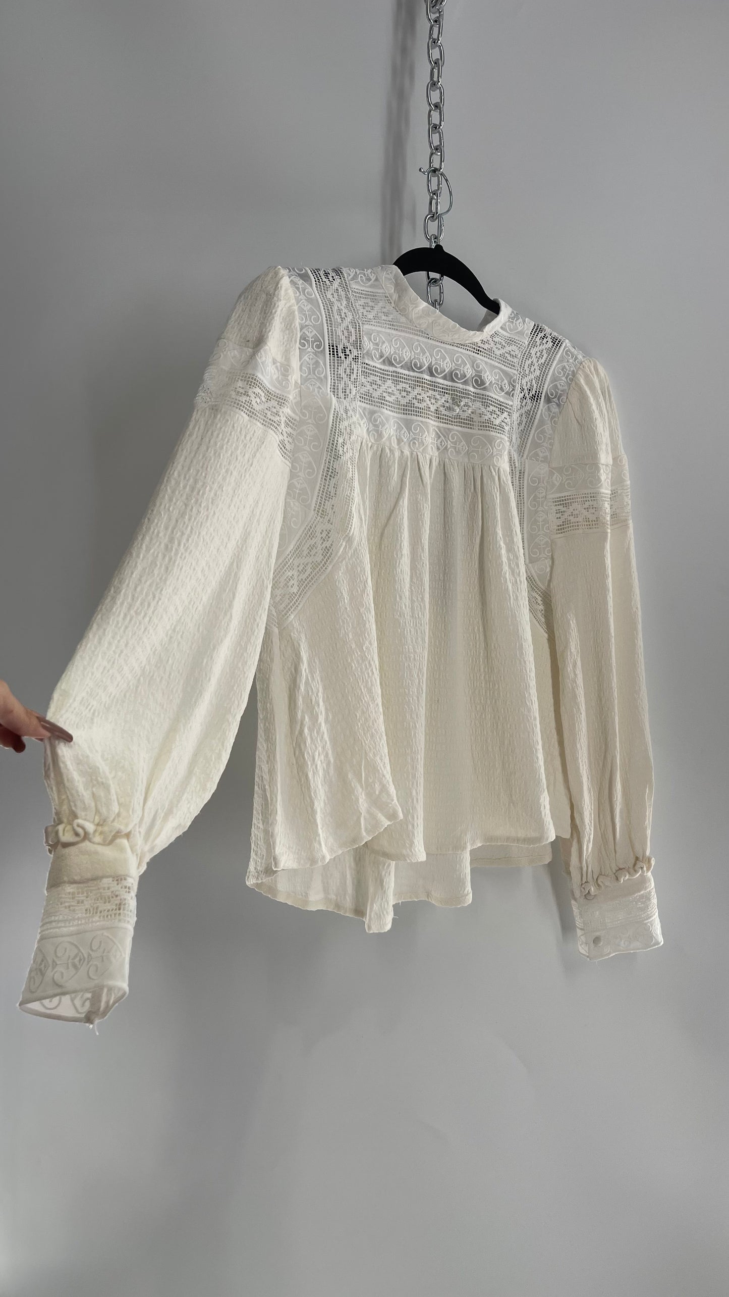 Free People Textured Off White Blouse with Lace Cuffs/Neckline and Tags Attached (Small)