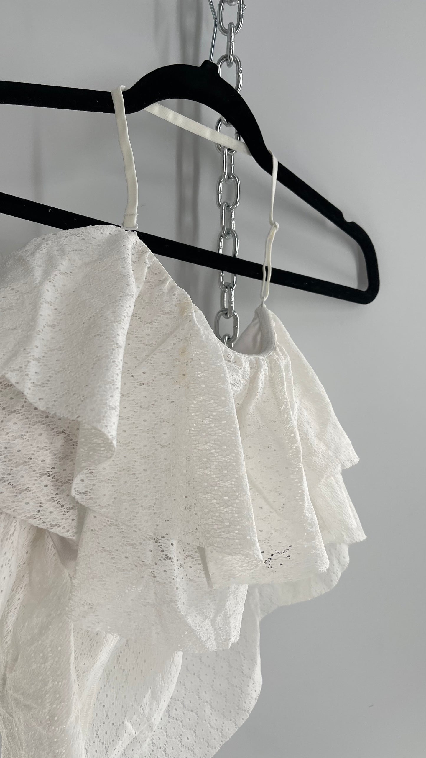HOPLUN Voluminous White Lace Ruffled Halter Bandeau (XL)