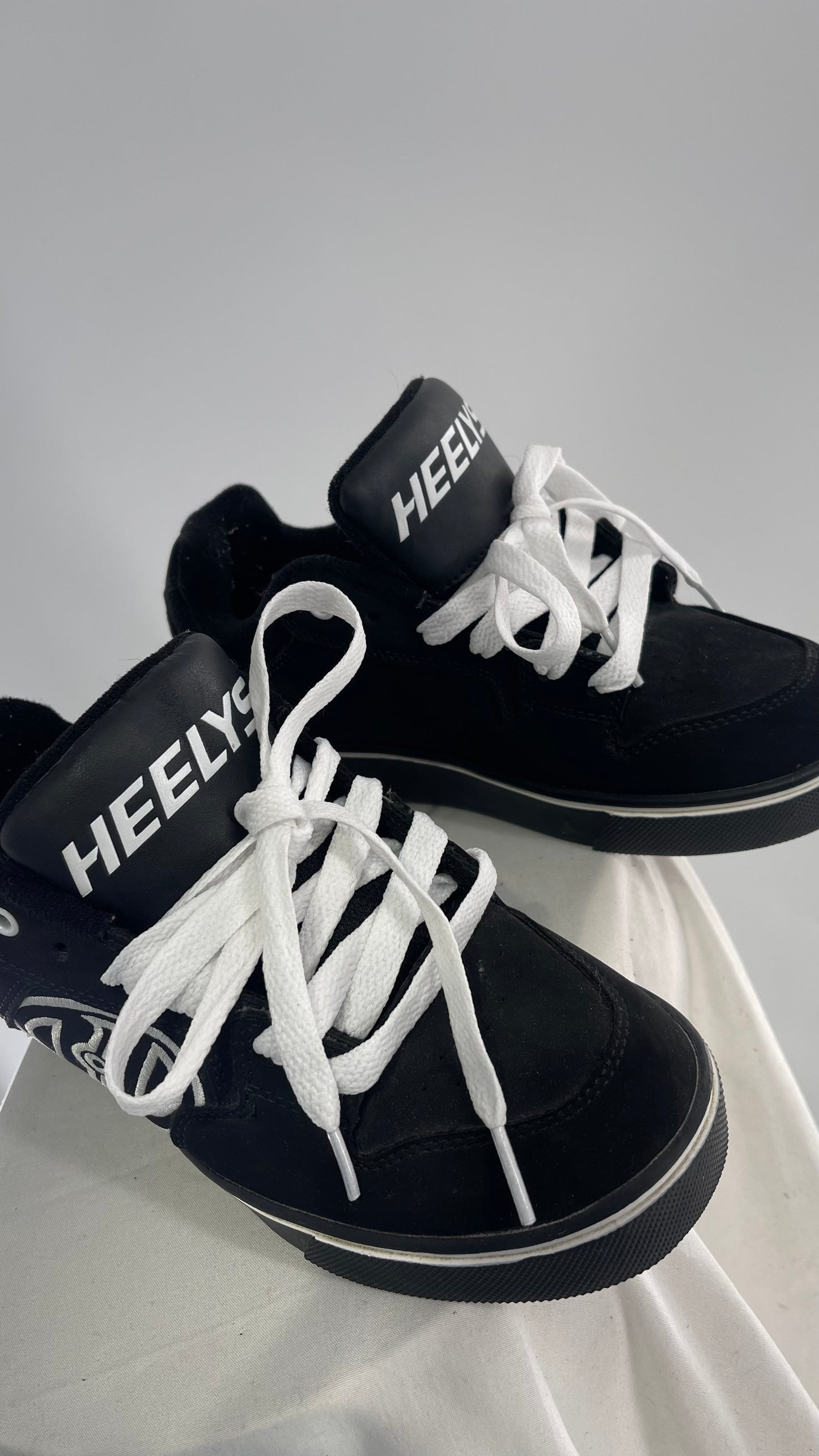 Vintage Heely’s Black and White Sneaker (Y5)