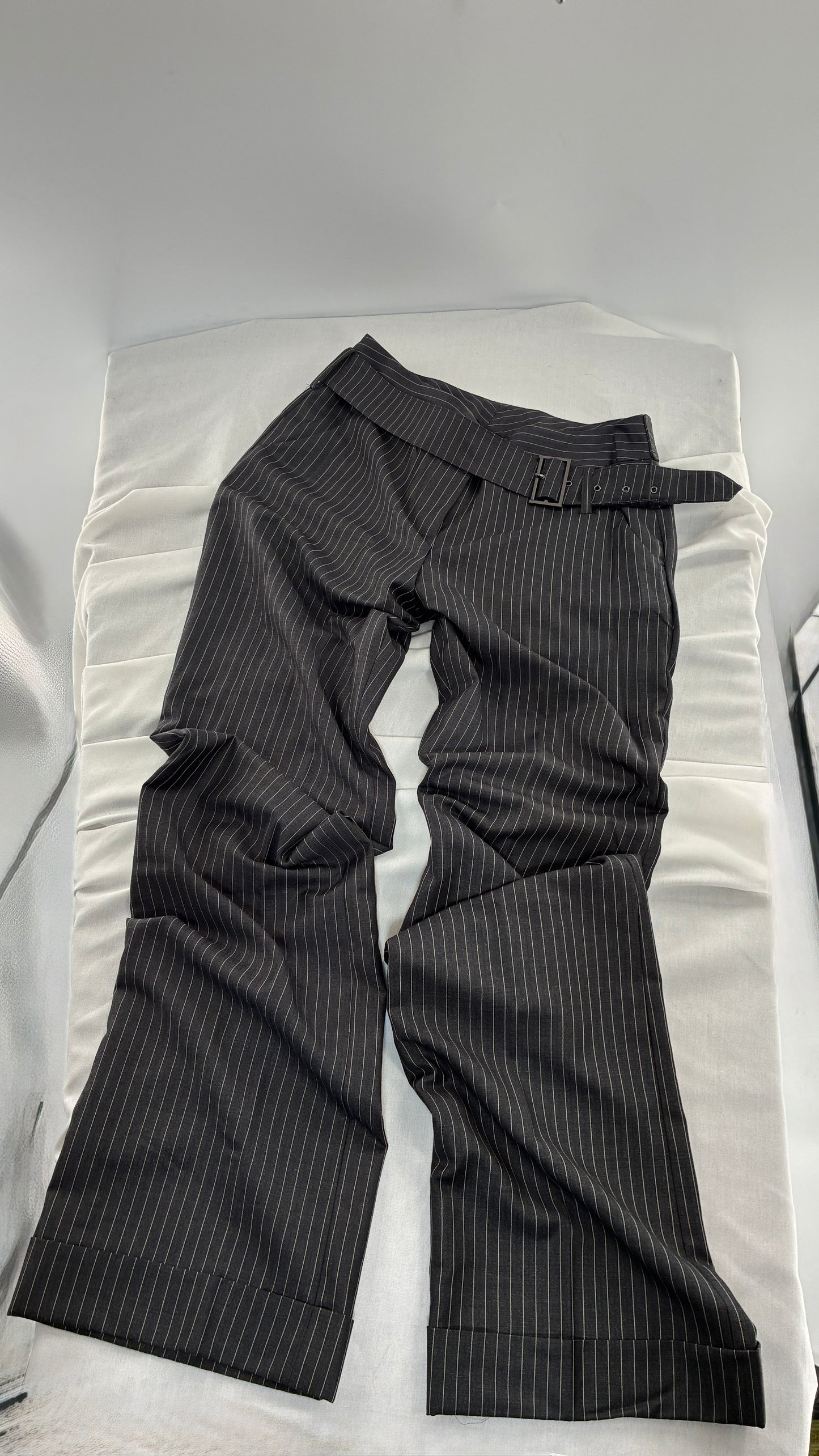 Vintage ANNE KLEIN Pinstripe Grey Low Rise, Wide Leg Trouser with Belted Hip (2)