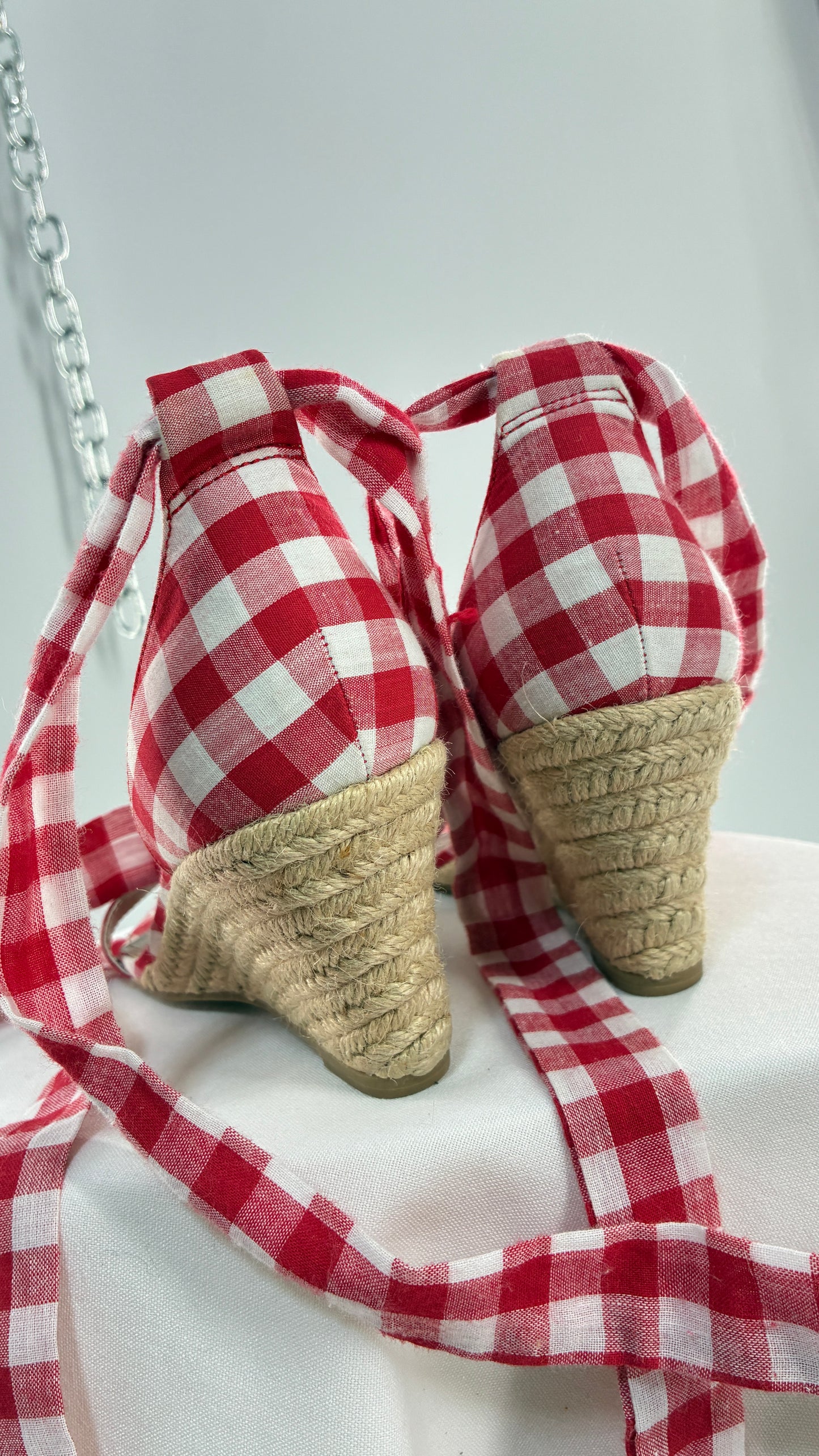Vintage BETSY JOHNSON Jemi Gingham Red Tie Up Kitten, Wicker Wedge (6)