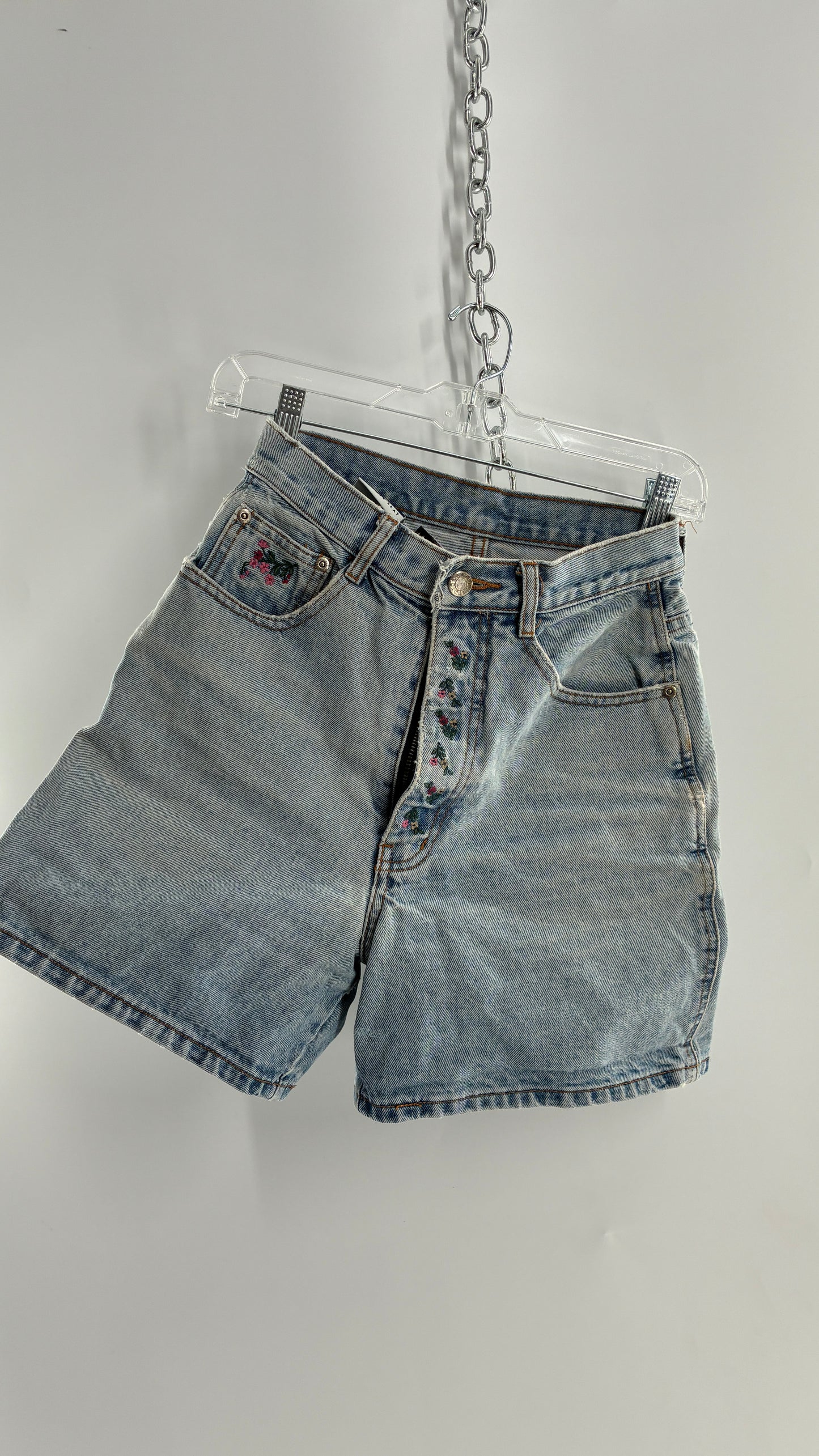 Vintage NUOVO County Seat Light Wash Jean Shorts with Embroidered Floral Details (5/6)