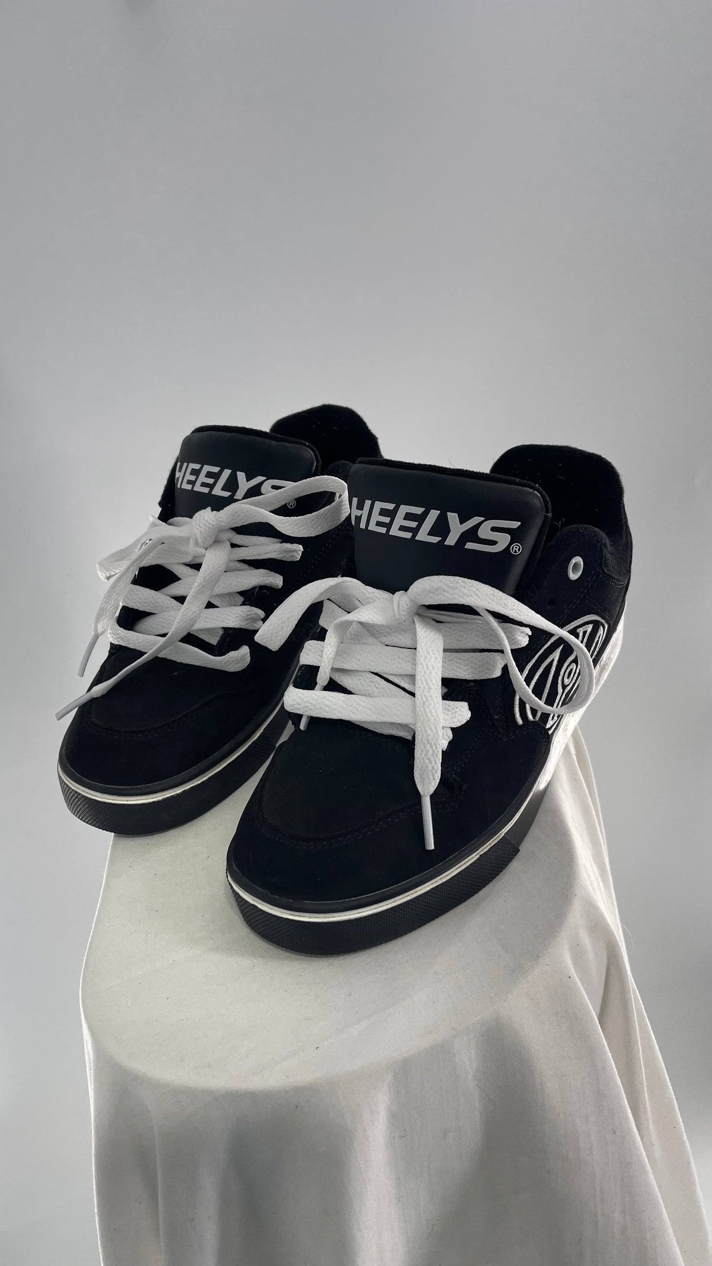 Vintage Heely’s Black and White Sneaker (Y5)