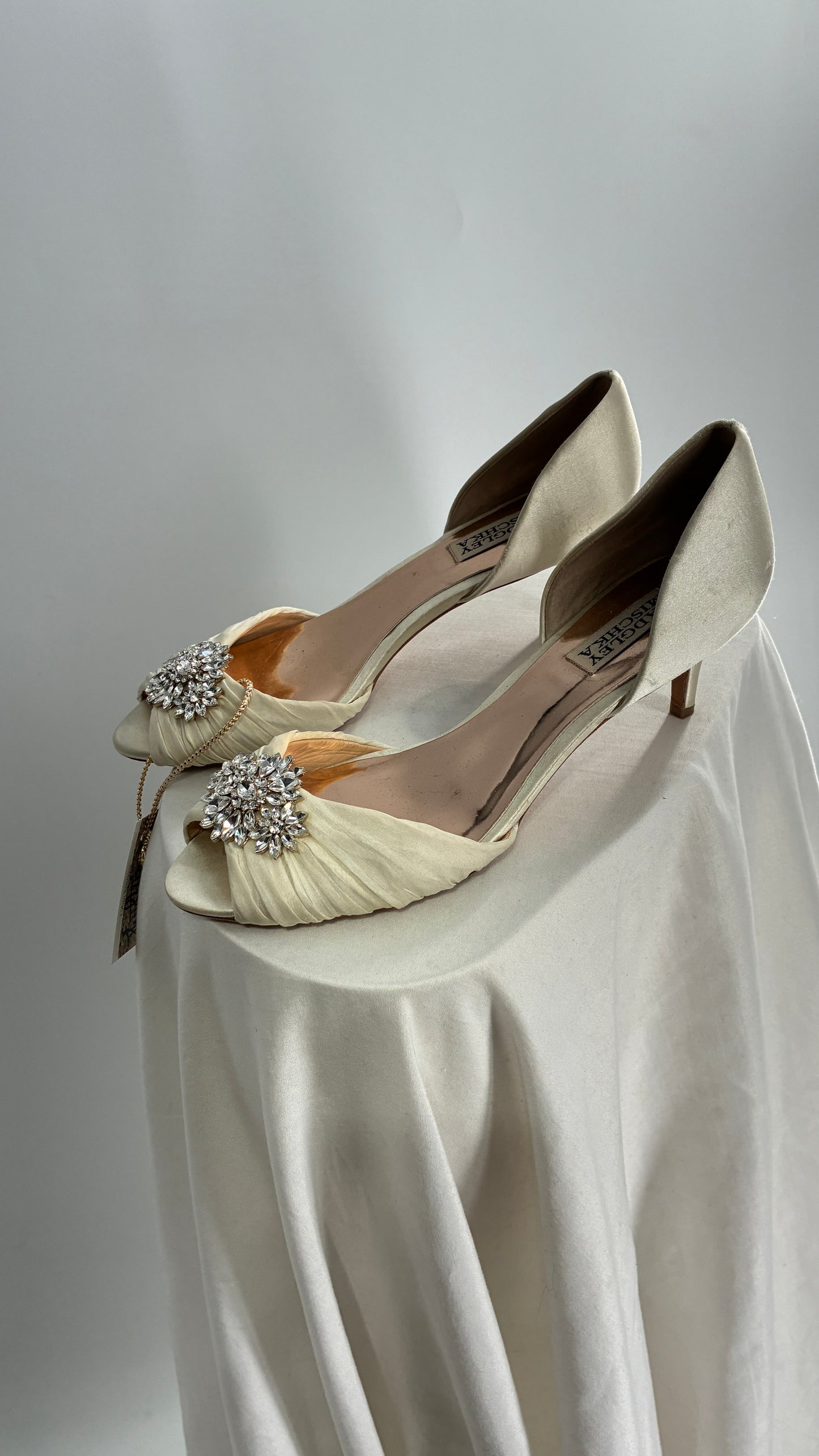 Badgley Mischka Ivory Satin Peep Toe Kitten Heel with Crystal Broche (8)