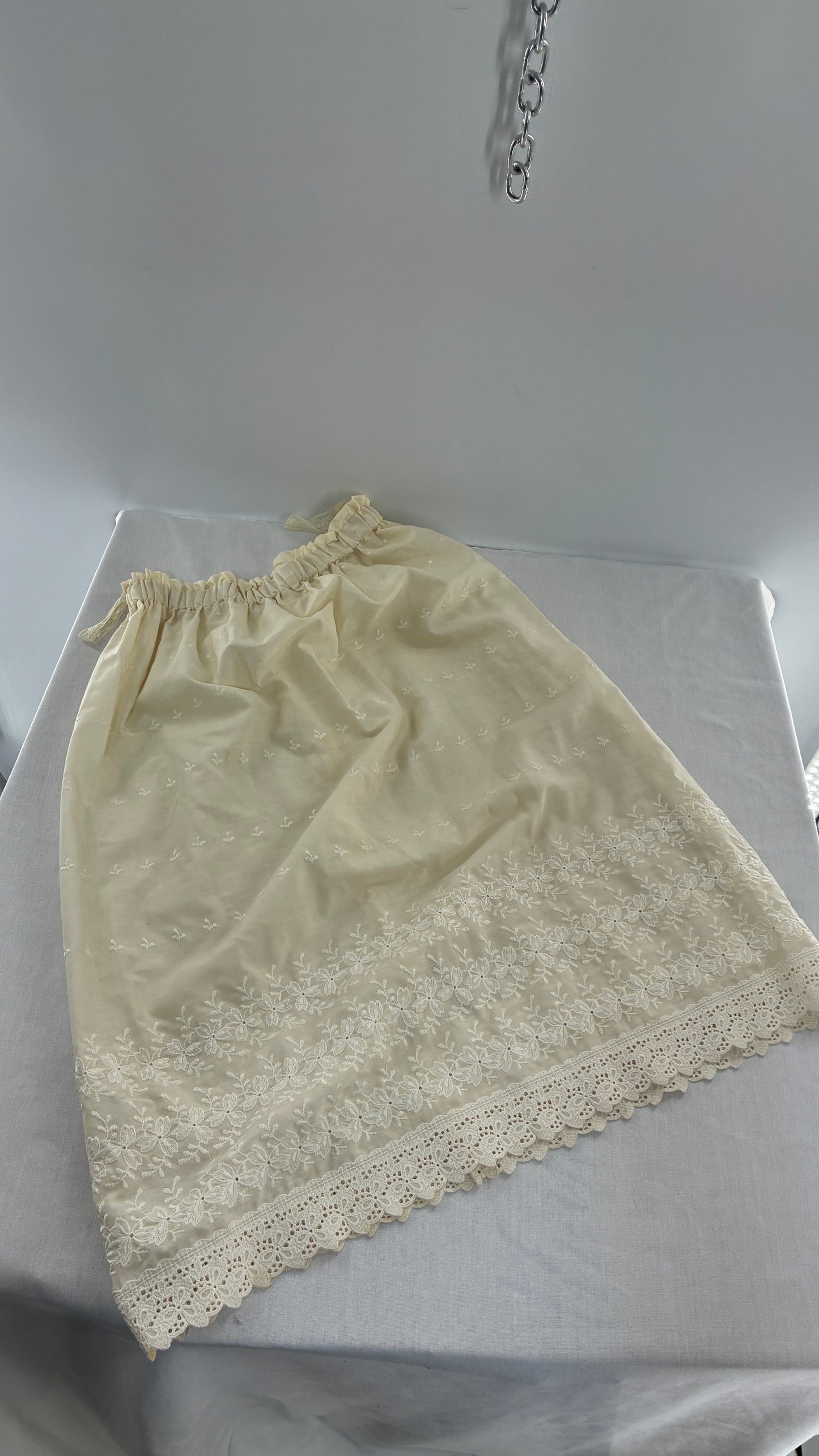 Vintage 1960s Handmade Lace Hem Cotton Skirt with Embroidered Patterning (XS/S)