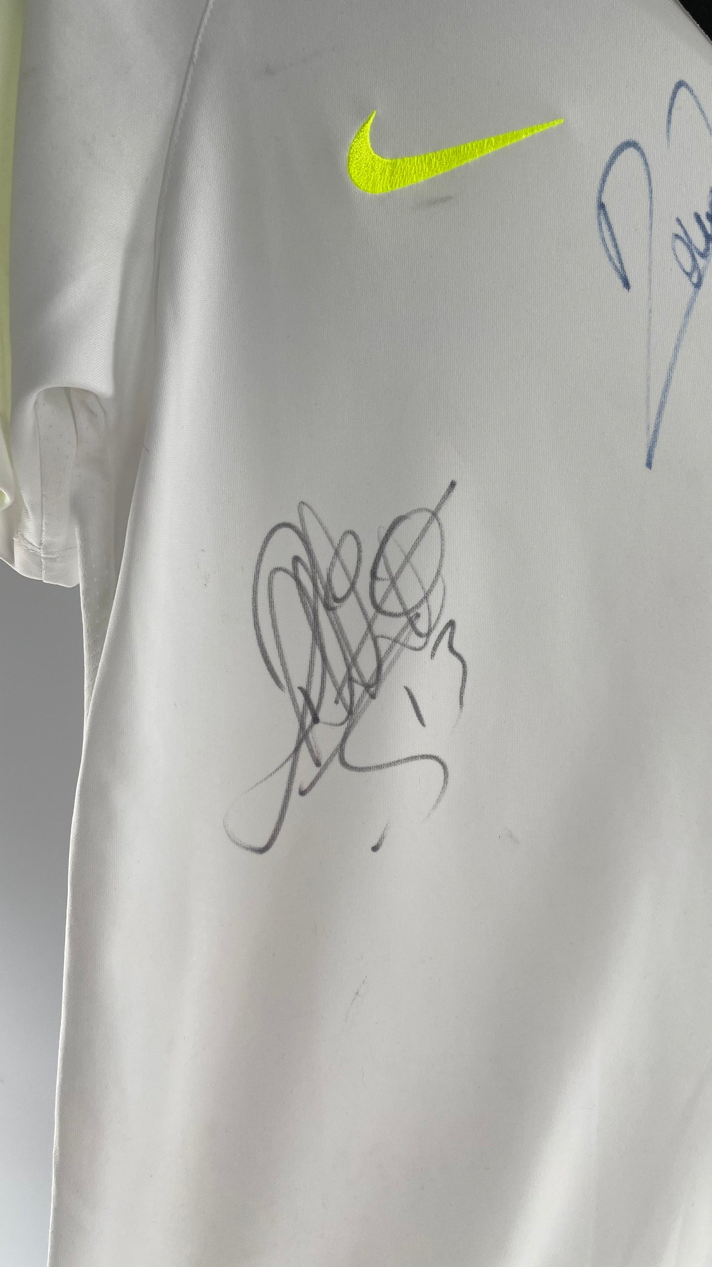 Vintage Nike Brasil CBF Jersey with Chelsea Player DIEGO COSTA, WILLIAN, and OSCAR Signatures (Large)
