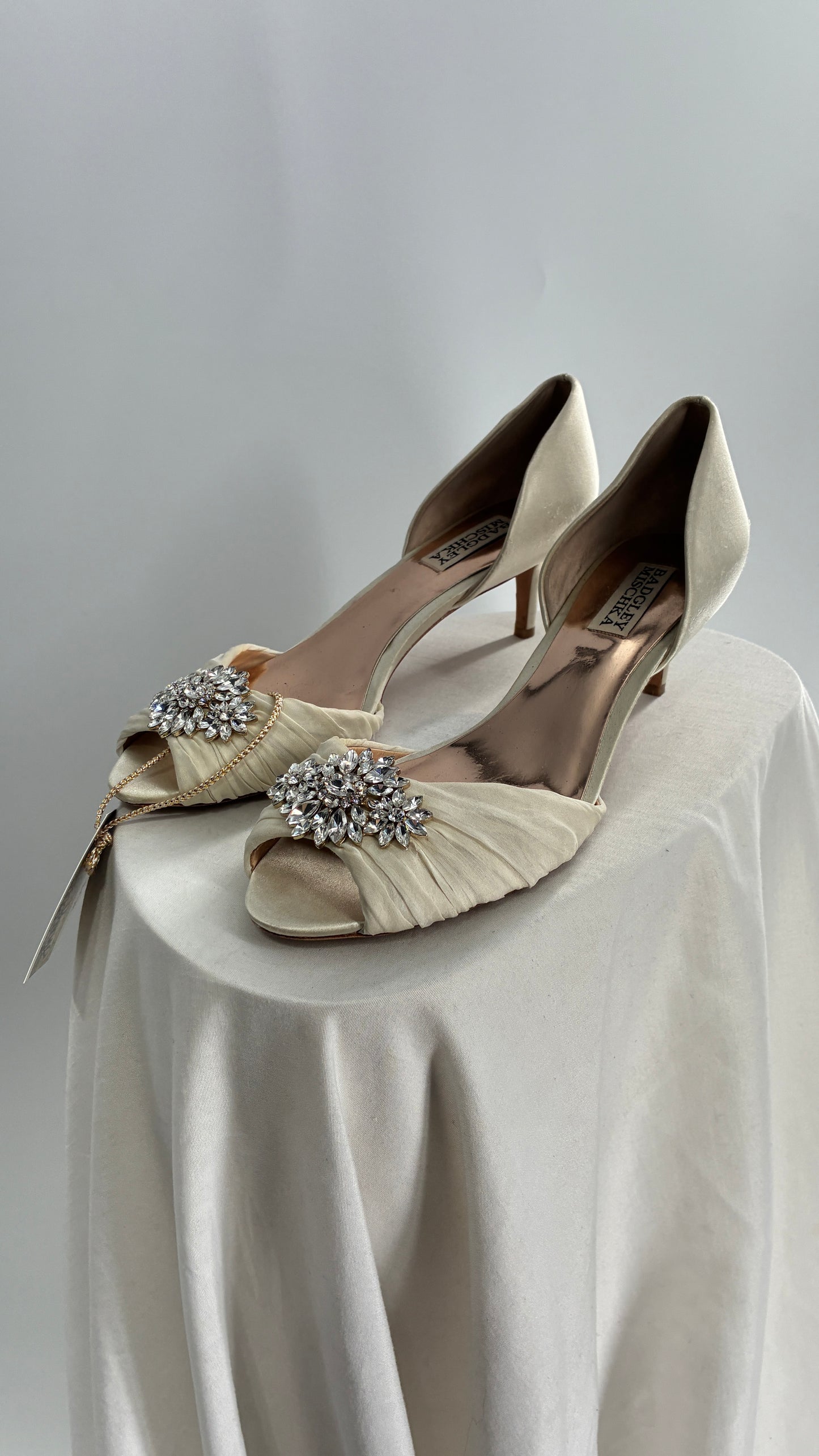 Badgley Mischka Ivory Satin Peep Toe Kitten Heel with Crystal Broche (8)