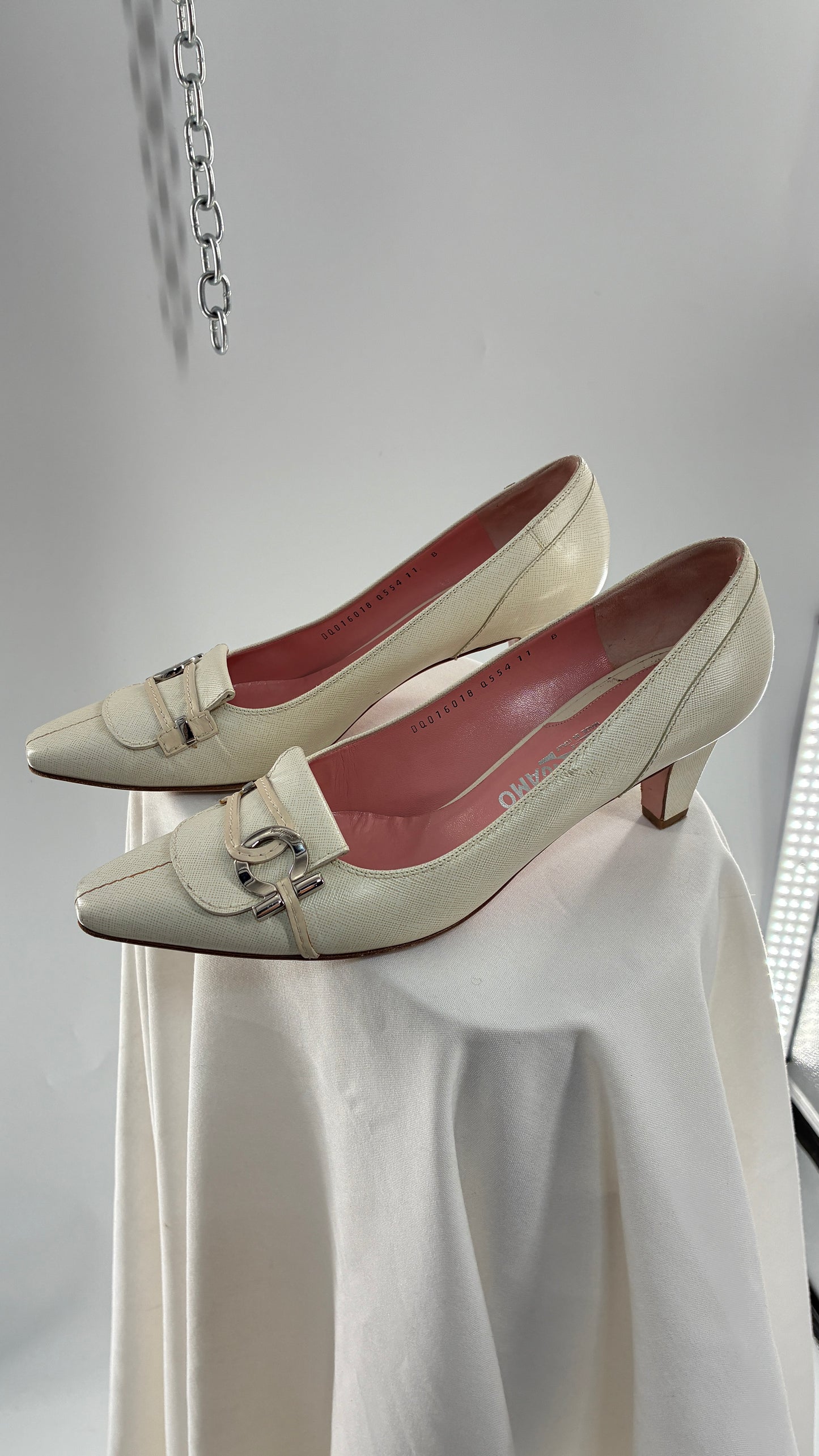 Vintage SALVATORE FERRAGAMO Magnolia White Kitten Heel (11)