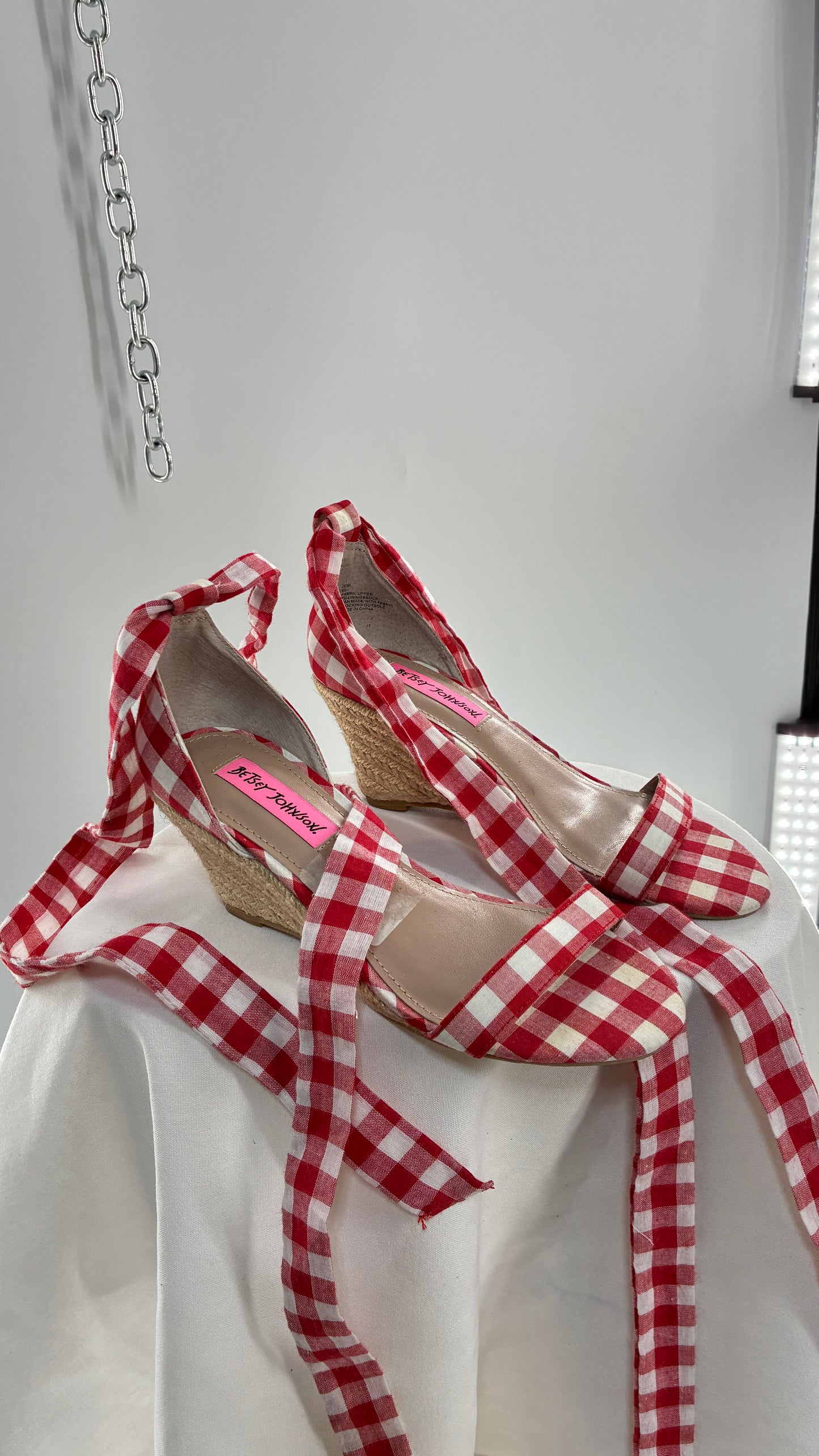 Vintage BETSY JOHNSON Jemi Gingham Red Tie Up Kitten, Wicker Wedge (6)