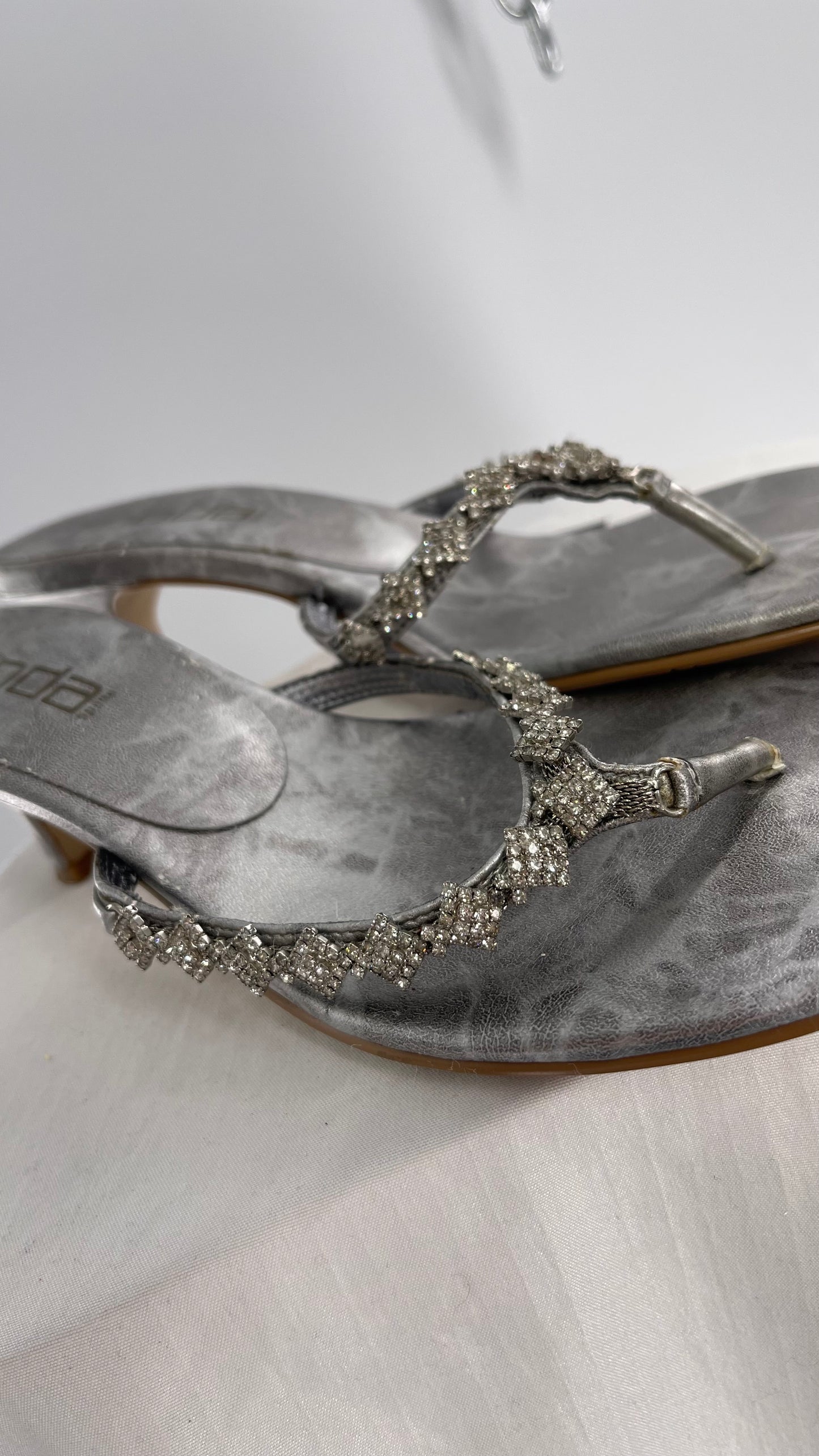 Vintage MODASPANA Silver Metallic Kitten Heel Thong Sandal with Rhinestone Embellishments (8.5)