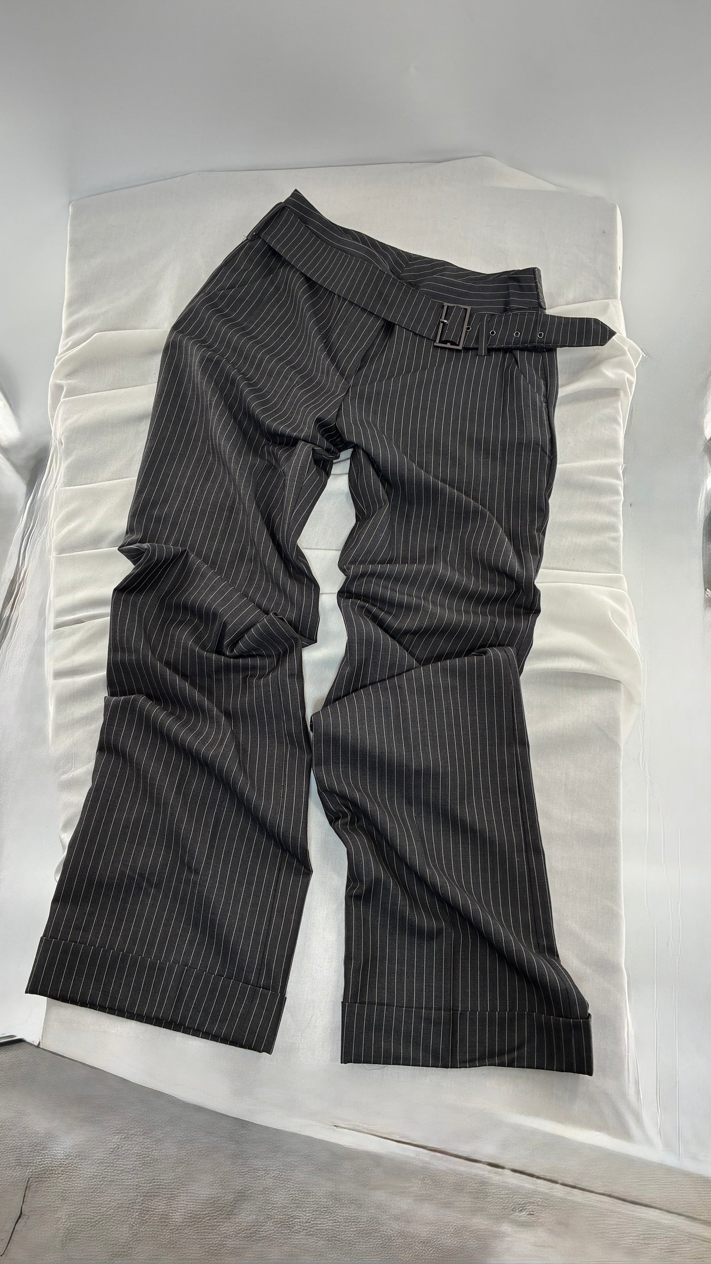Vintage ANNE KLEIN Pinstripe Grey Low Rise, Wide Leg Trouser with Belted Hip (2)