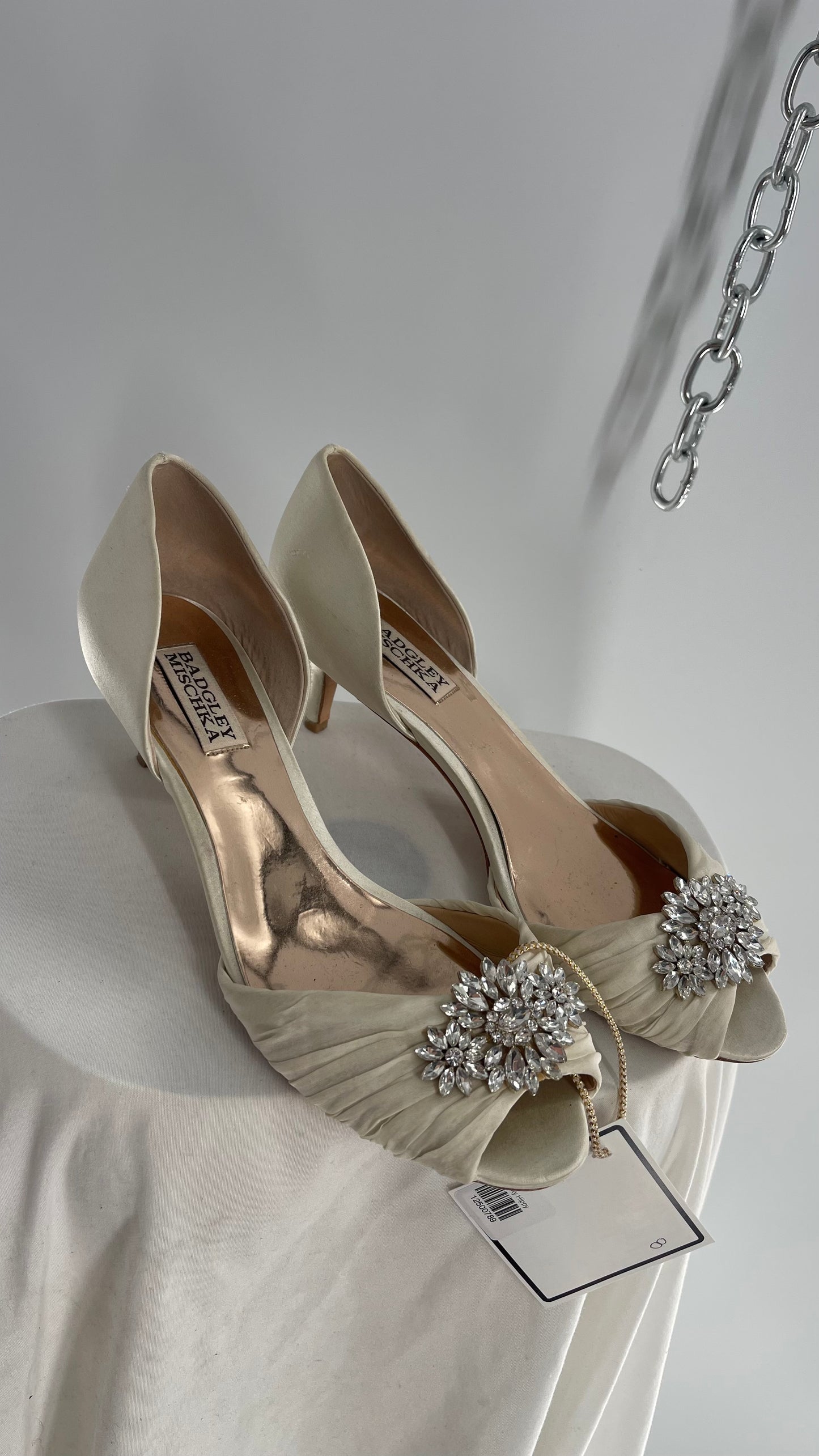 Badgley Mischka Ivory Satin Peep Toe Kitten Heel with Crystal Broche (8)