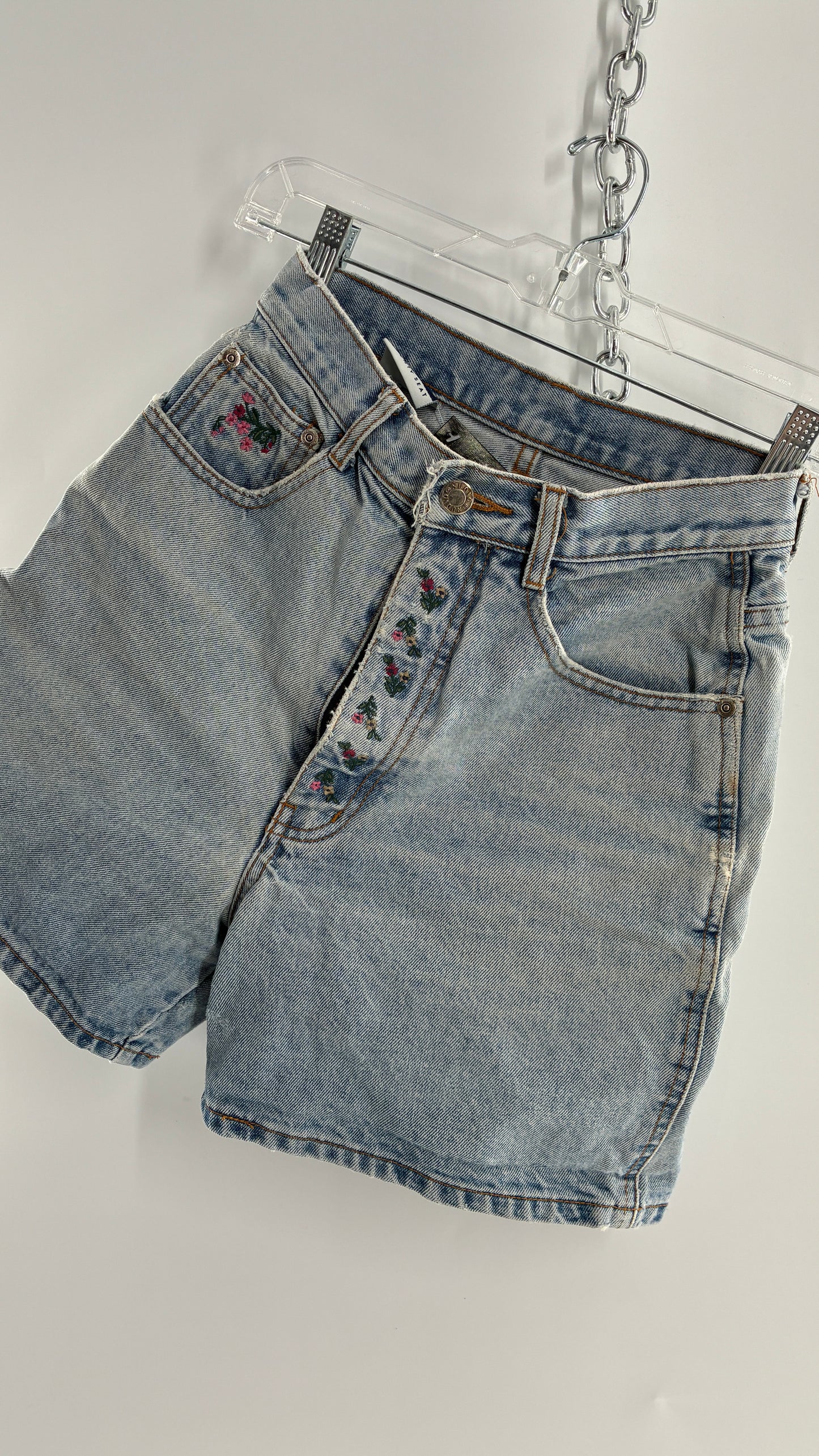 Vintage NUOVO County Seat Light Wash Jean Shorts with Embroidered Floral Details (5/6)