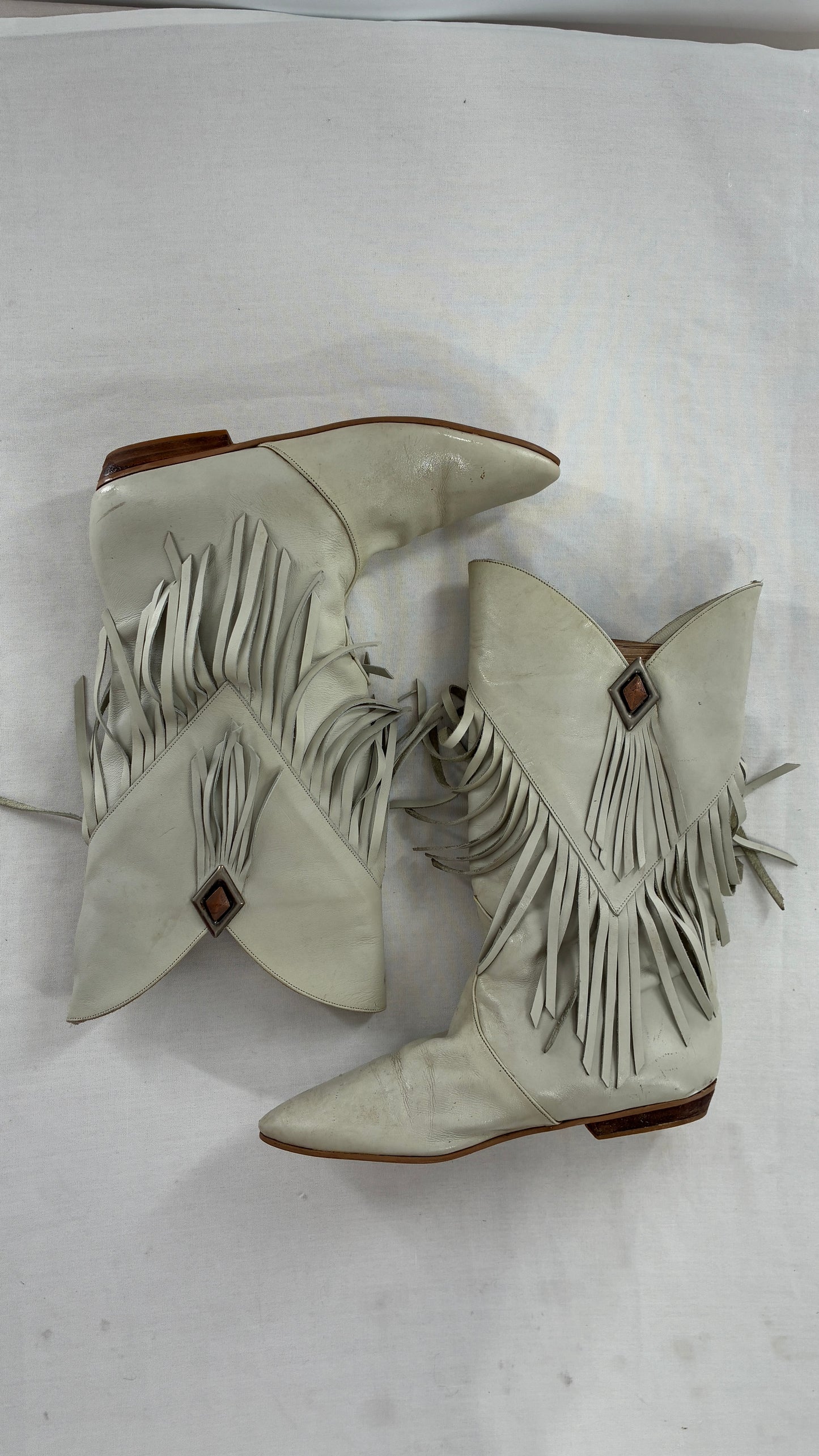 LJ SIMONE NEW YORK Off White, Slouchy Genuine Leather Fringed Boots (6.5)