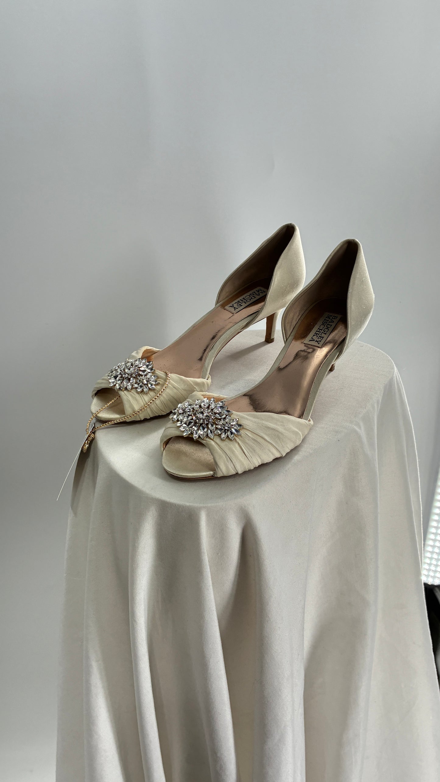 Badgley Mischka Ivory Satin Peep Toe Kitten Heel with Crystal Broche (8)