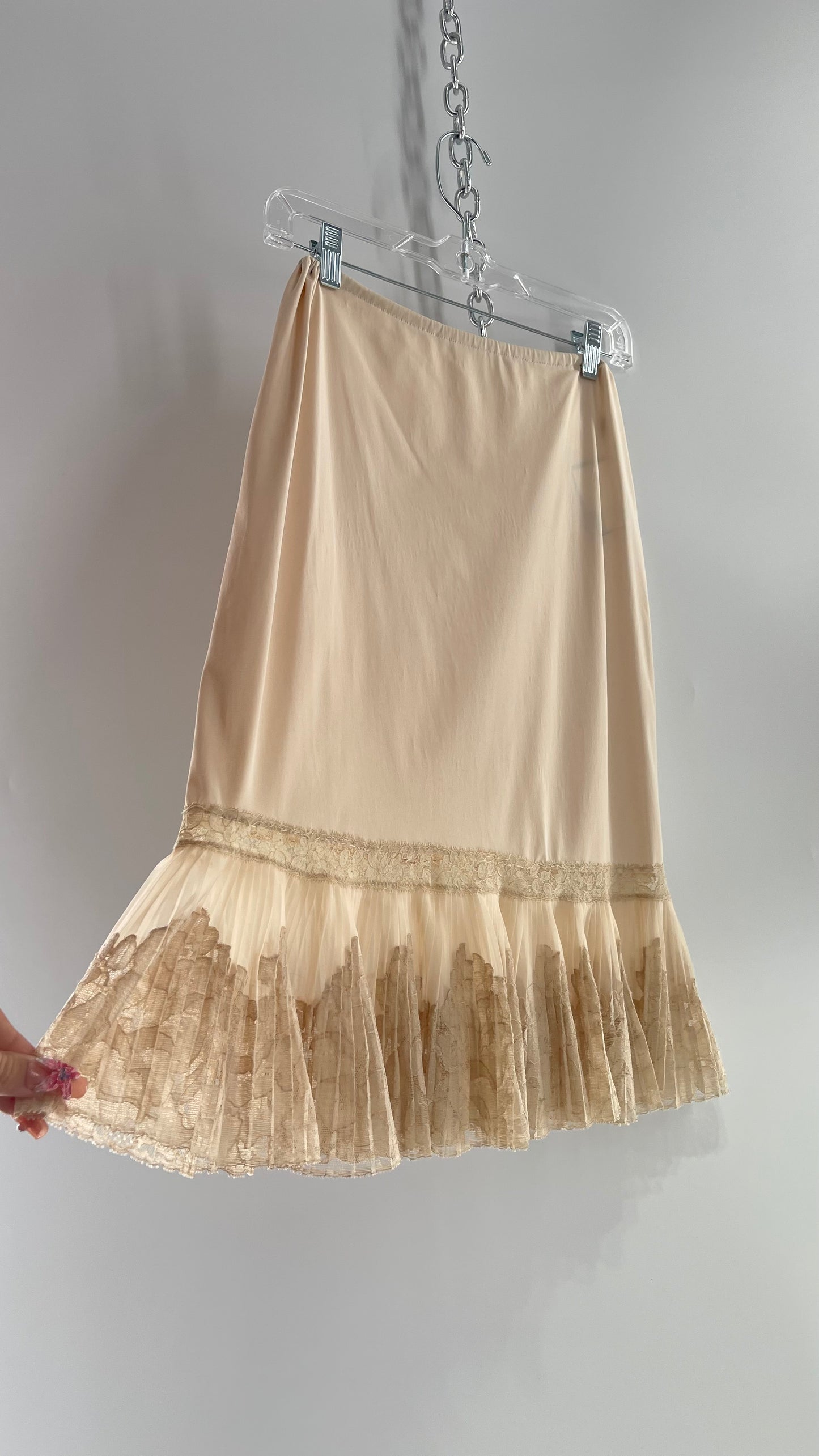 Vintage 1960s Beige Mídi Petty Skirt with Pleated Lace Hem Detail (Small)