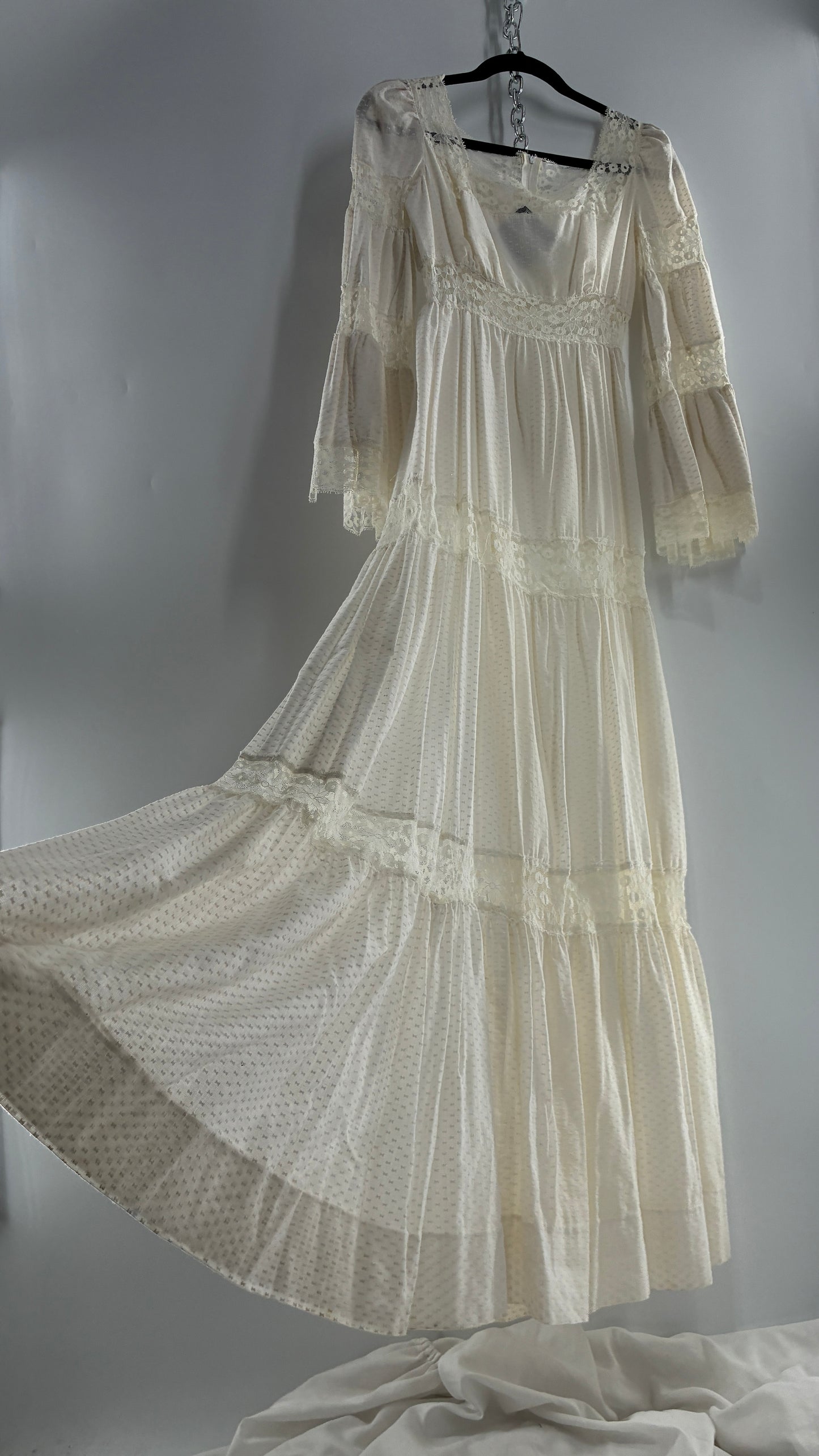 Vintage 1970s Off White Handmade Bell Sleeve Possible Wedding Gown (XS/Small)