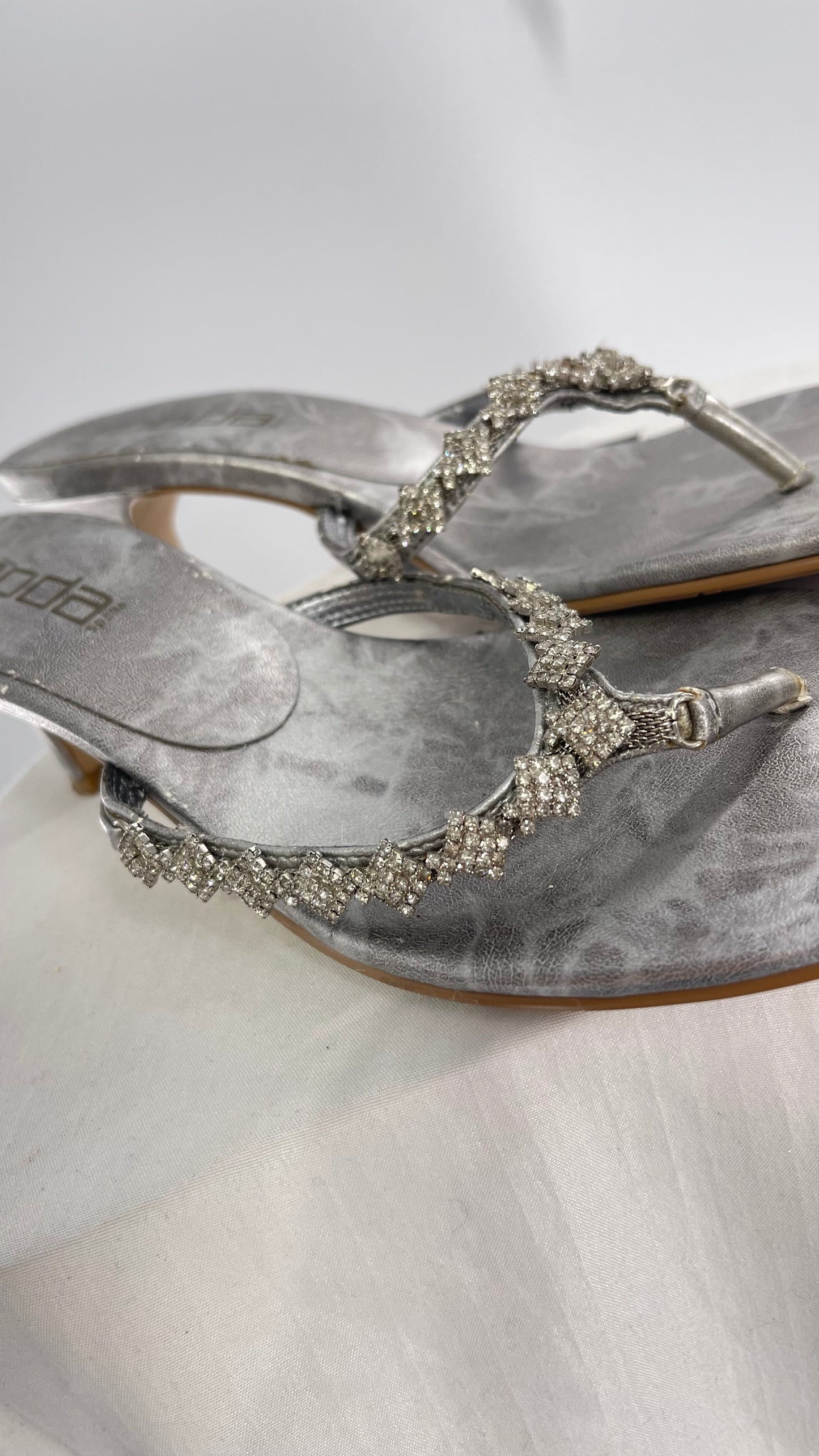 Vintage MODASPANA Silver Metallic Kitten Heel Thong Sandal with Rhinestone Embellishments (8.5)